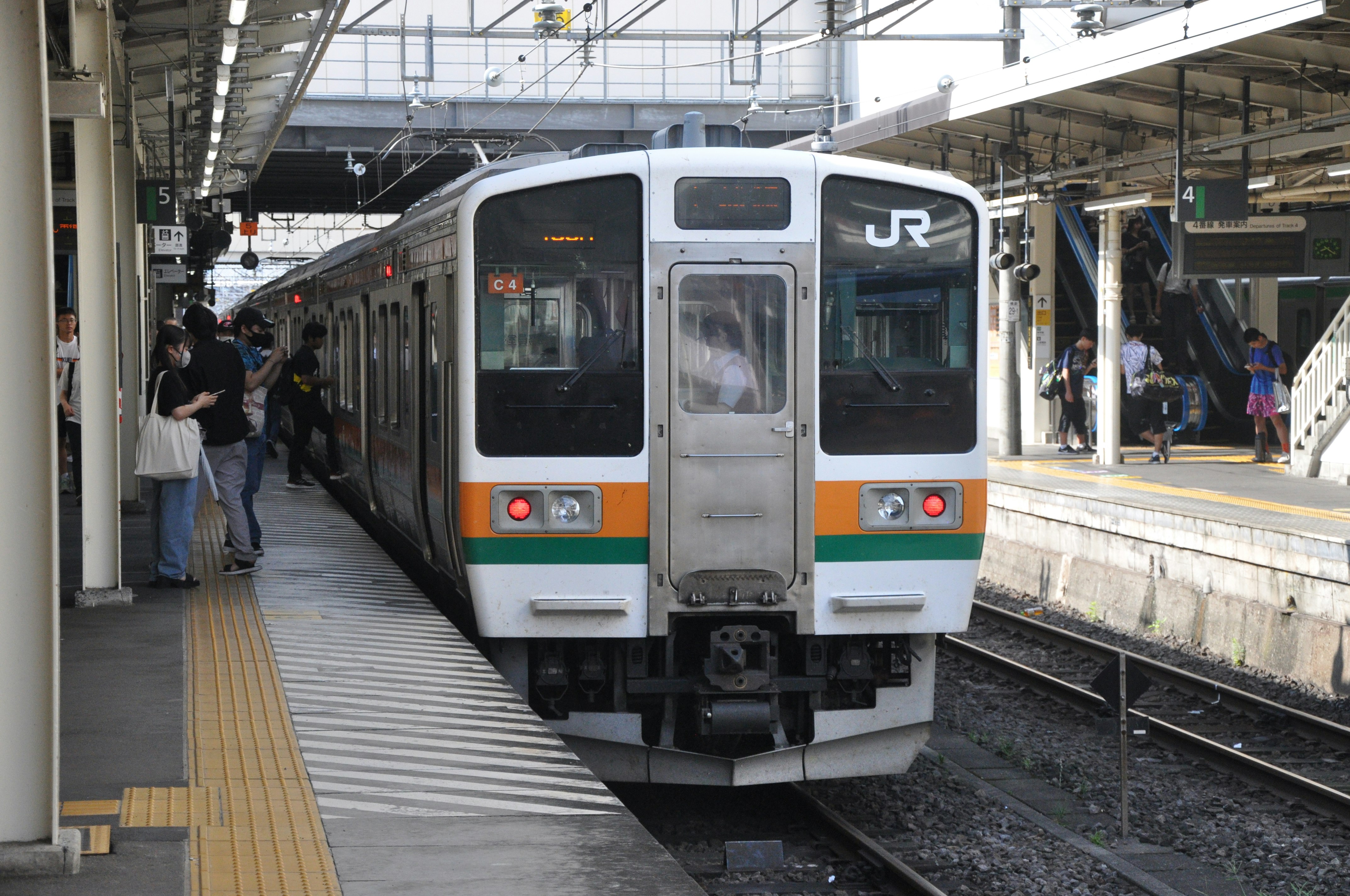 JR列车停靠在站台