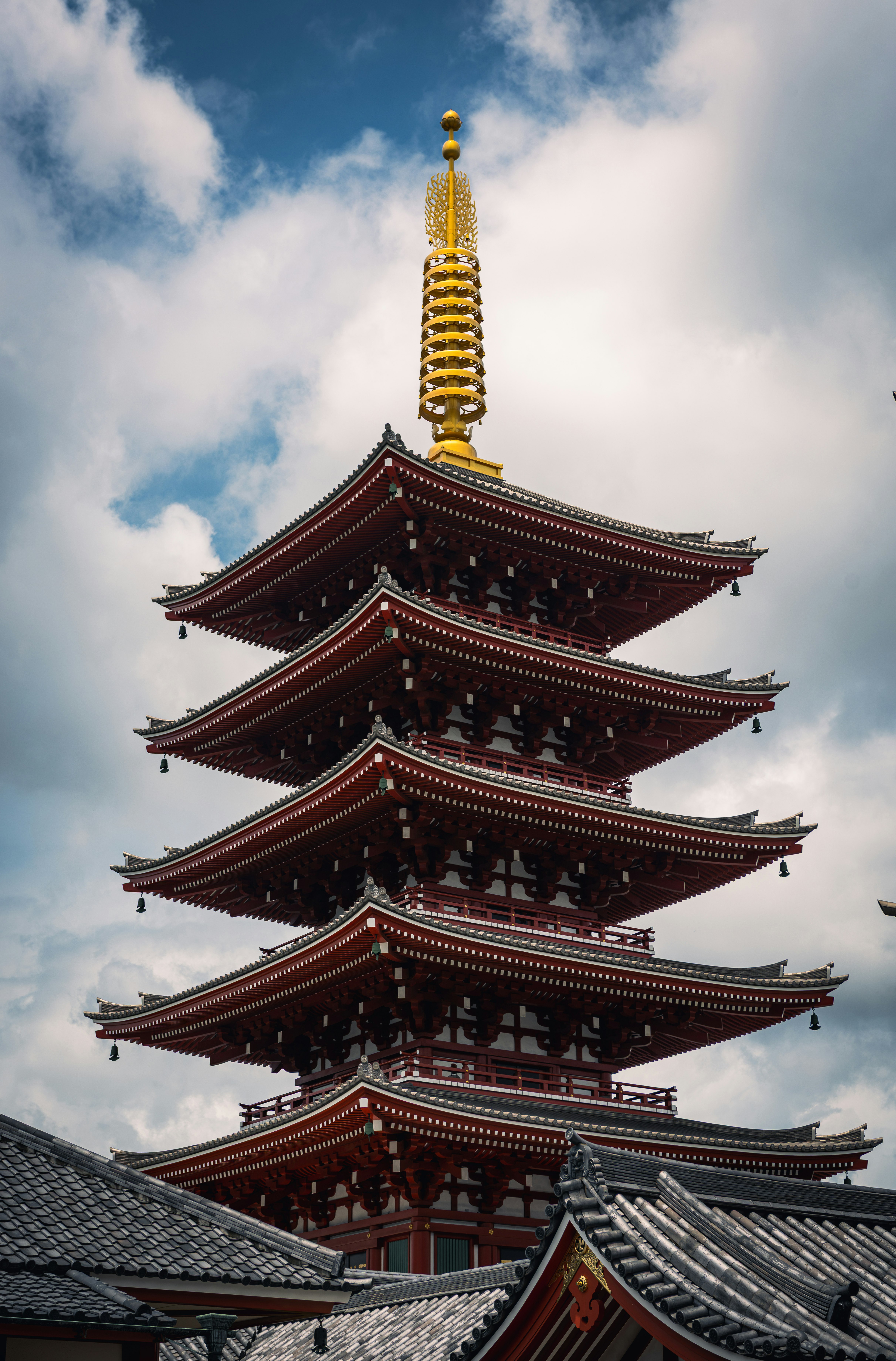 多层宝塔与寺庙屋顶映衬多云天空