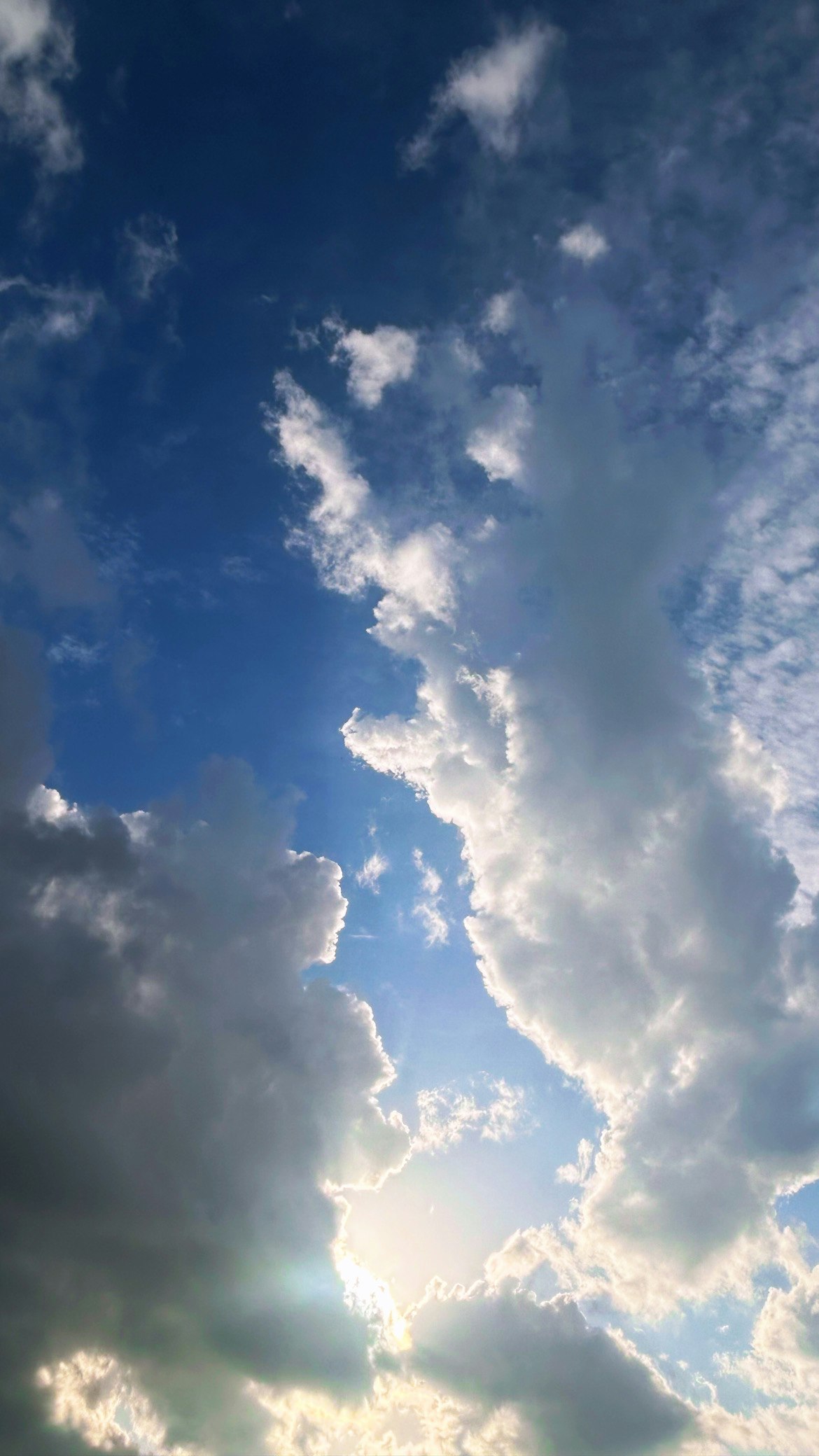 青空に浮かぶ雲の光芒