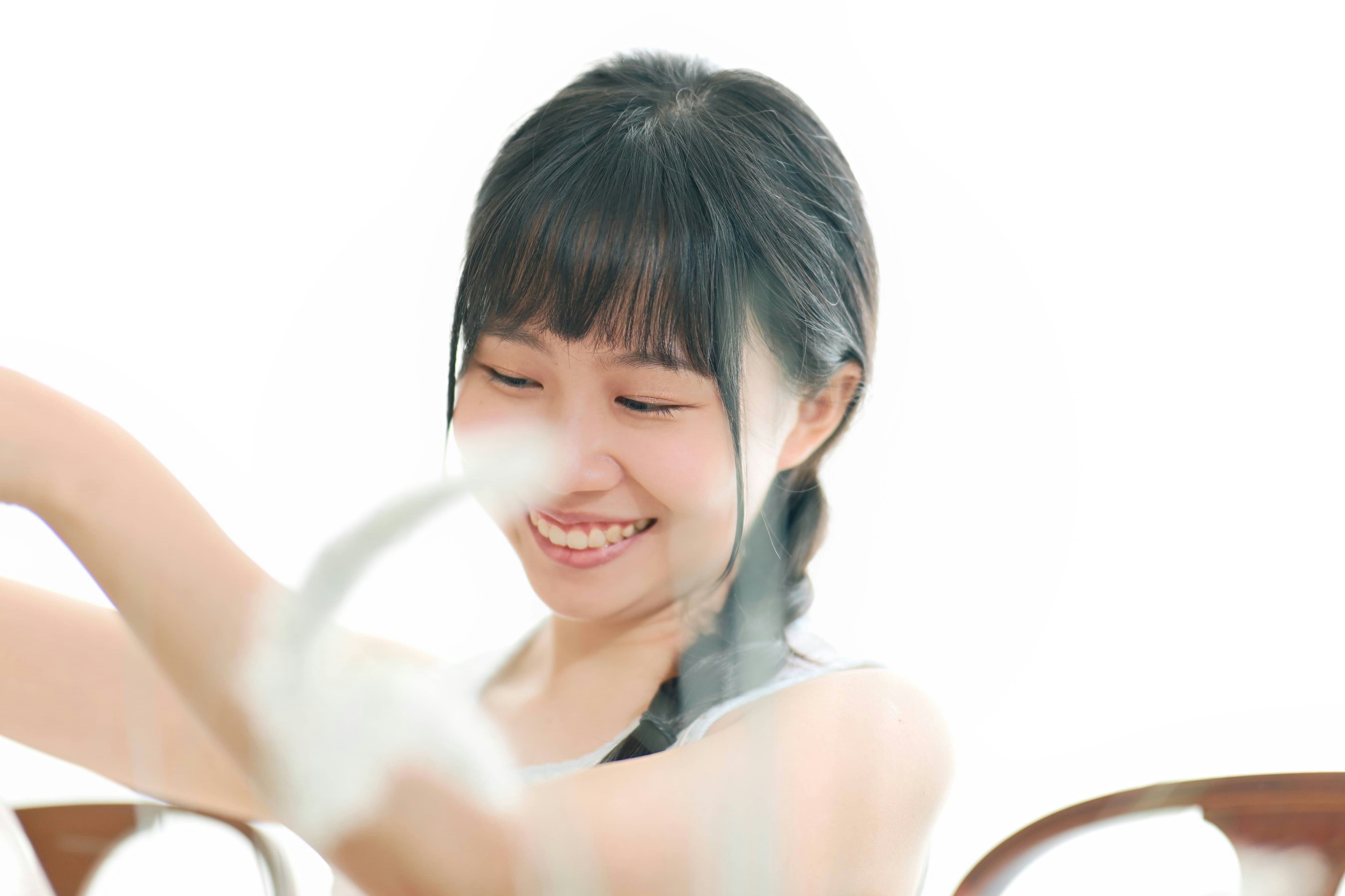 白色背景下微笑的女性上半身