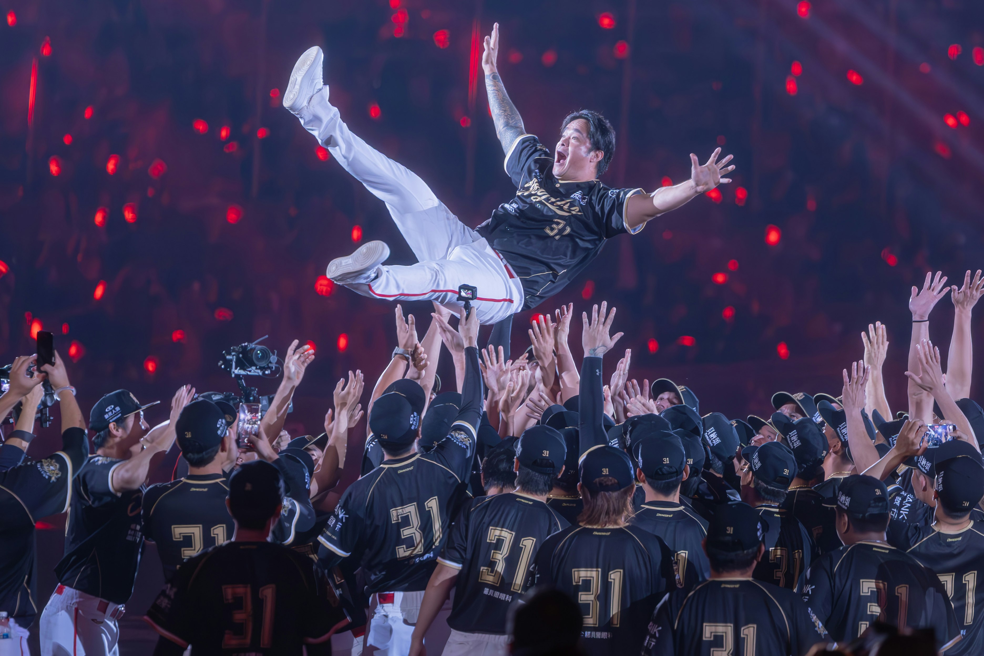観客に胴上げされる選手の勝利シーン