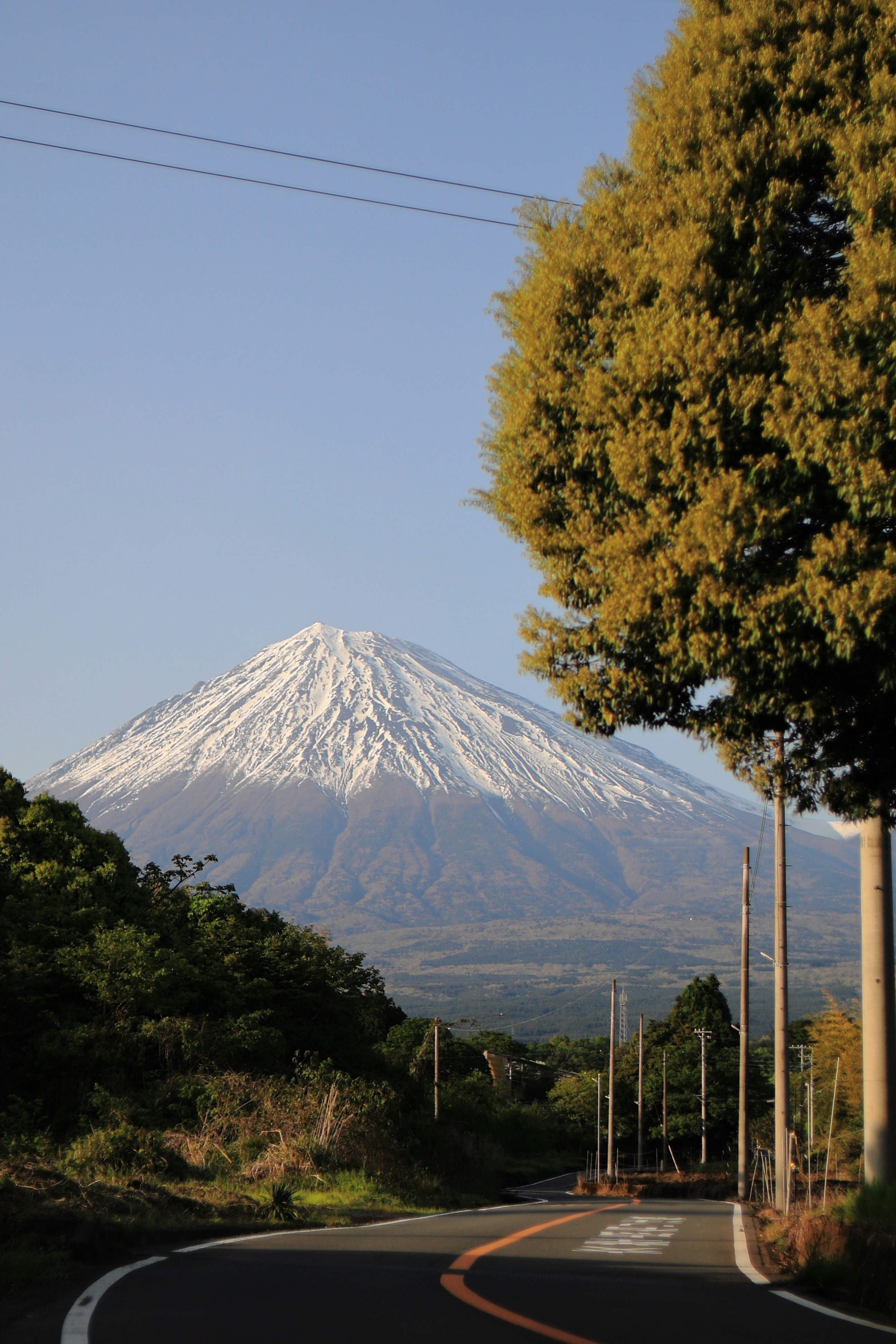 夕暮时分可见富士山的乡间道路景