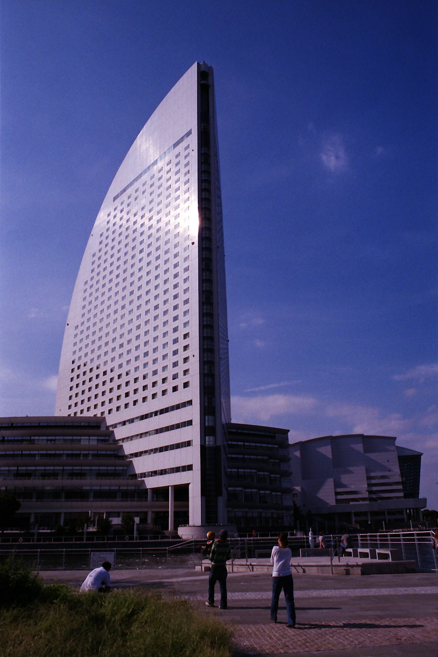 Bangunan tinggi ikonik di Yokohama dengan langit biru