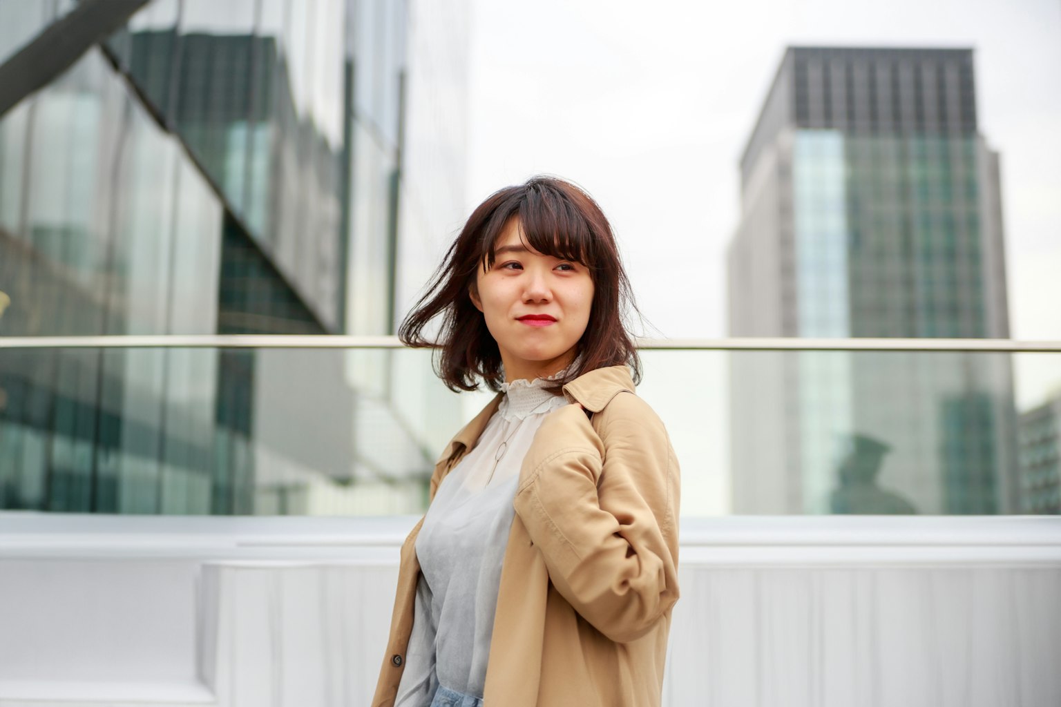 現代建築背景下的女性肖像穿著休閒服裝的女性