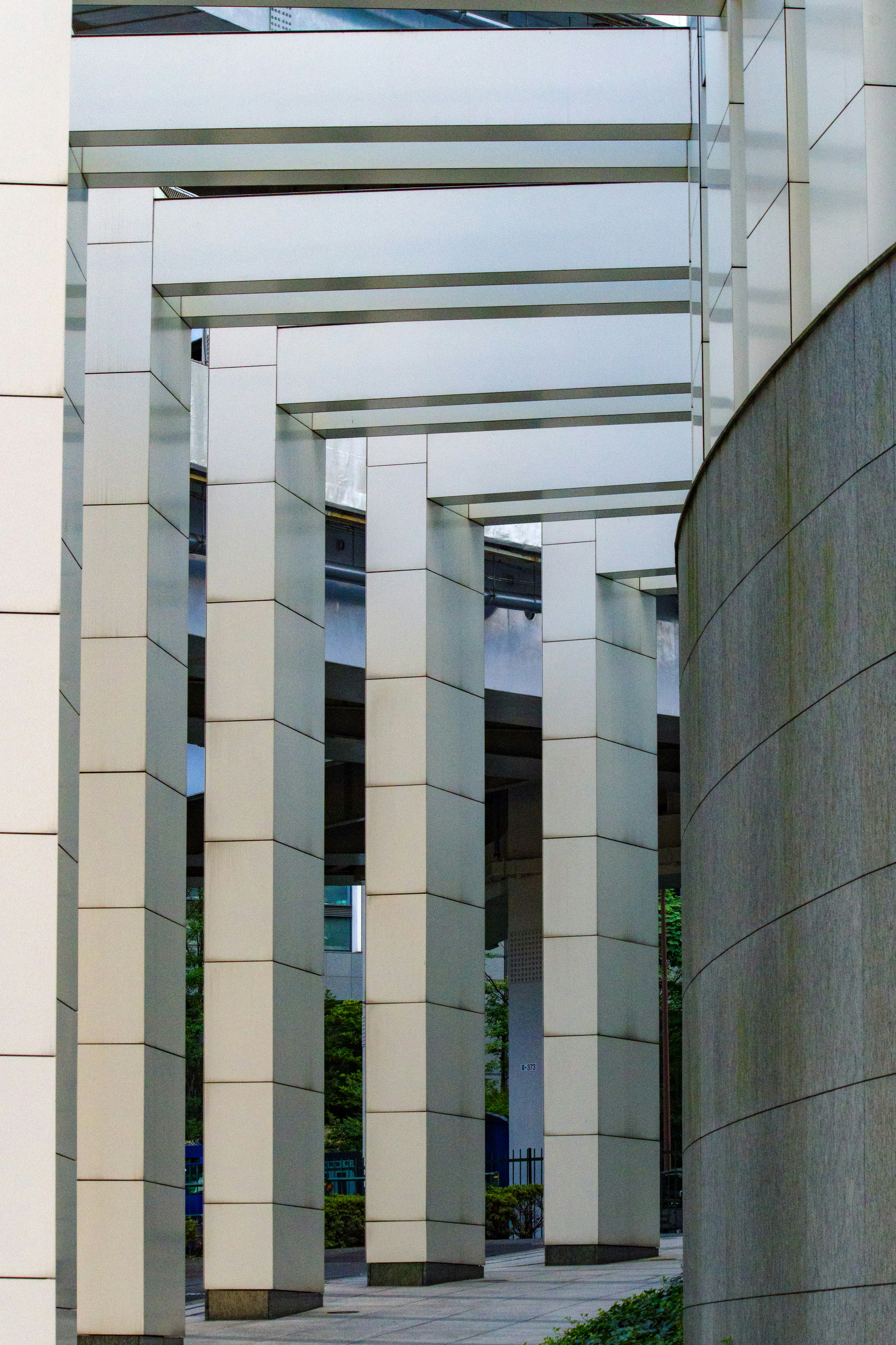 lorong berarkade dengan deretan kolom modern