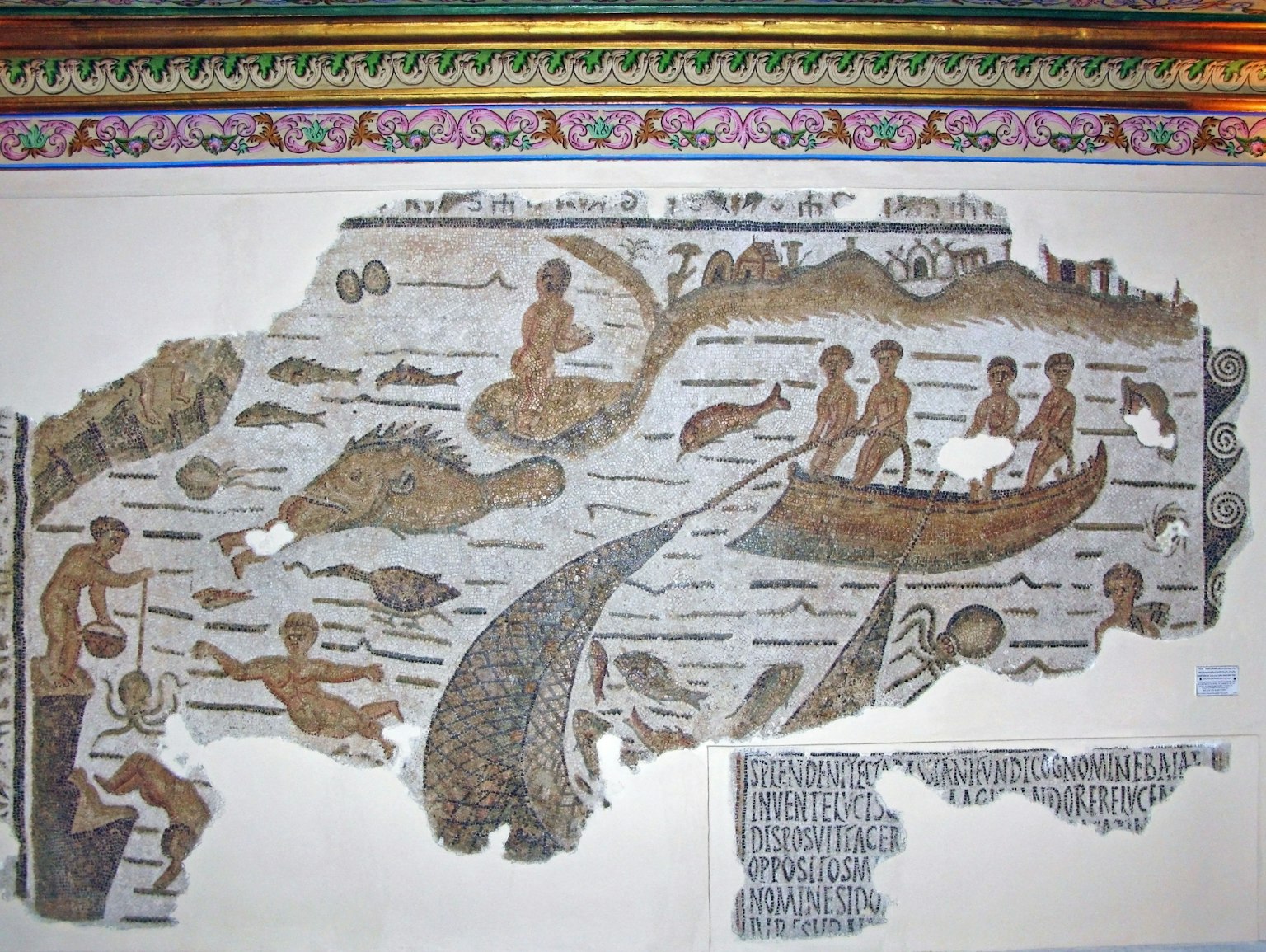 Antike Mosaik, das das Meeresleben mit Menschen in einem Boot und Unterwasserlebewesen darstellt