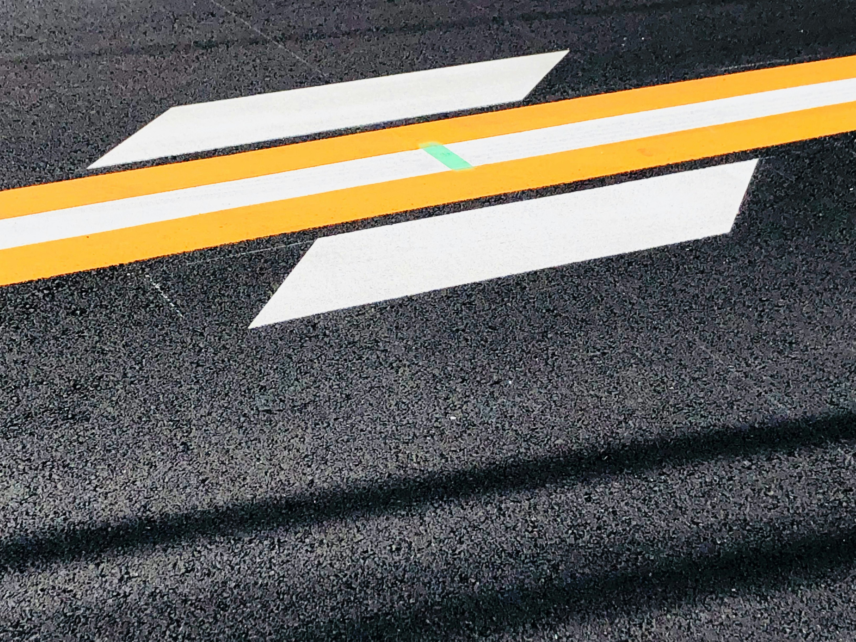 Zebrastreifen mit weißen Streifen und gelber Fahrbahnlinie
