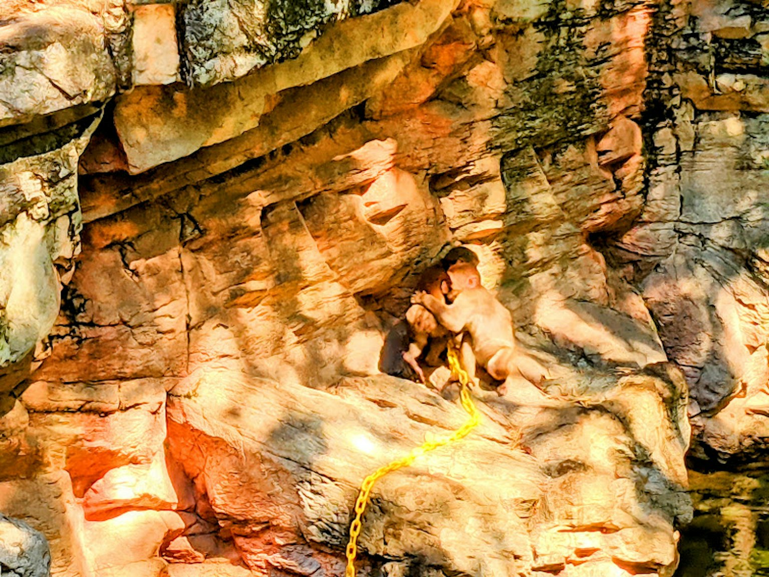Superficie rocciosa colorata con ombre e texture