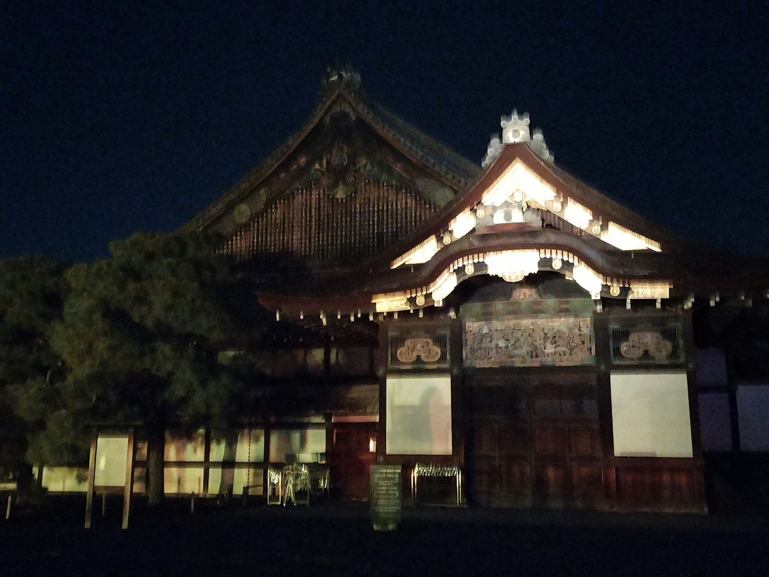 Traditionelles japanisches Gebäude bei Nacht mit einem schönen Dach