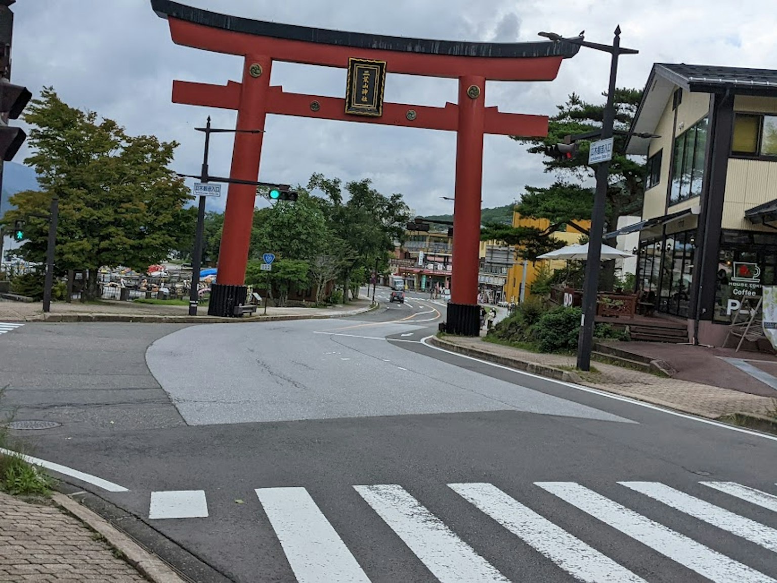 街道景觀，紅色鳥居旁有樹木和建築物