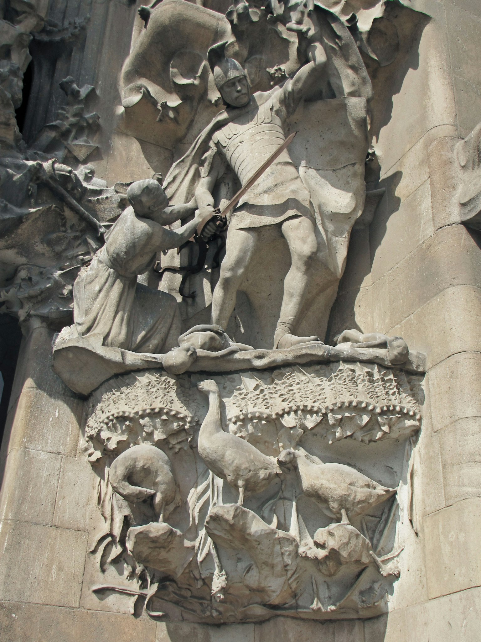 Figurine sculptée d'un guerrier avec des animaux sur une décoration murale