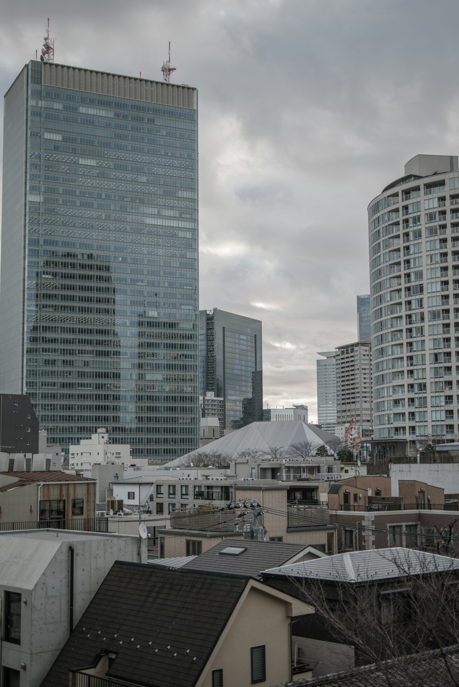 Paysage urbain avec des gratte-ciels et un ciel nuageux