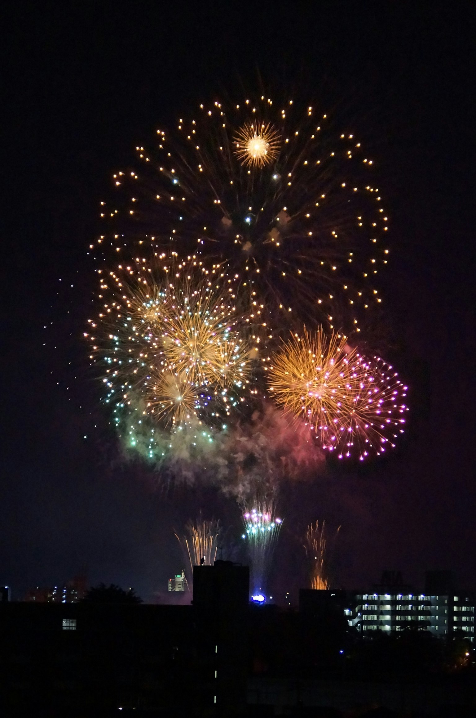 夜空中绽放的五彩缤纷的烟花