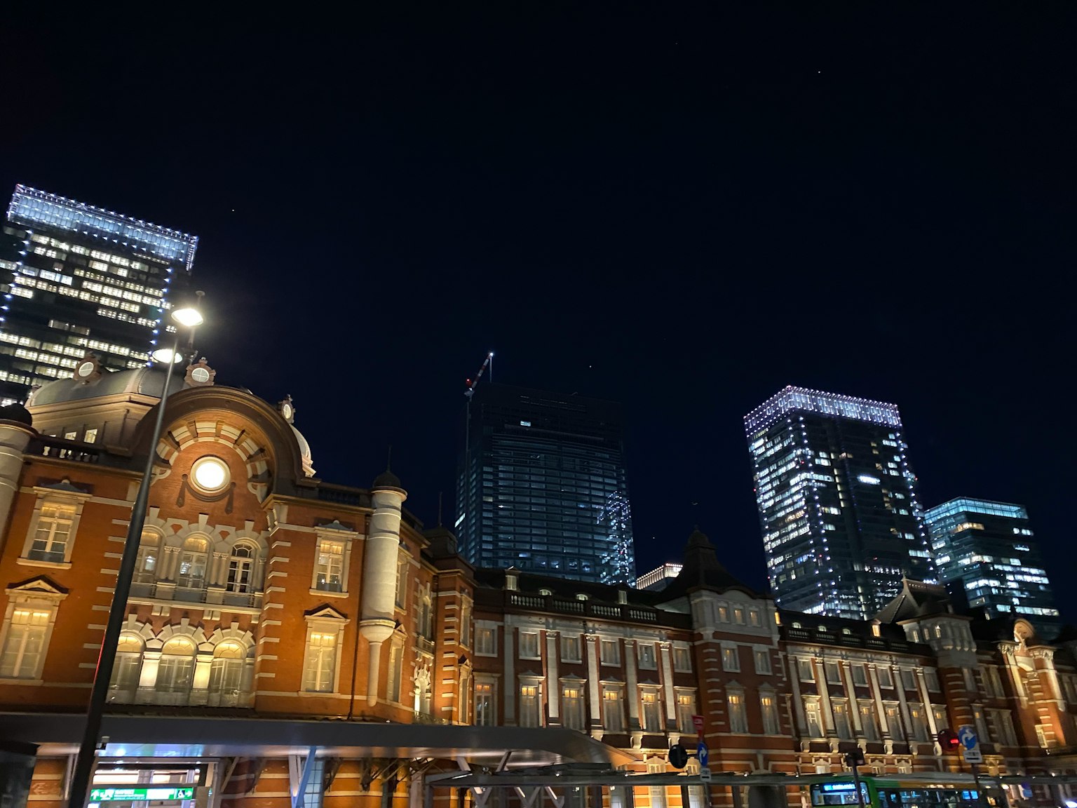 夜晚的东京站与现代摩天大楼背景