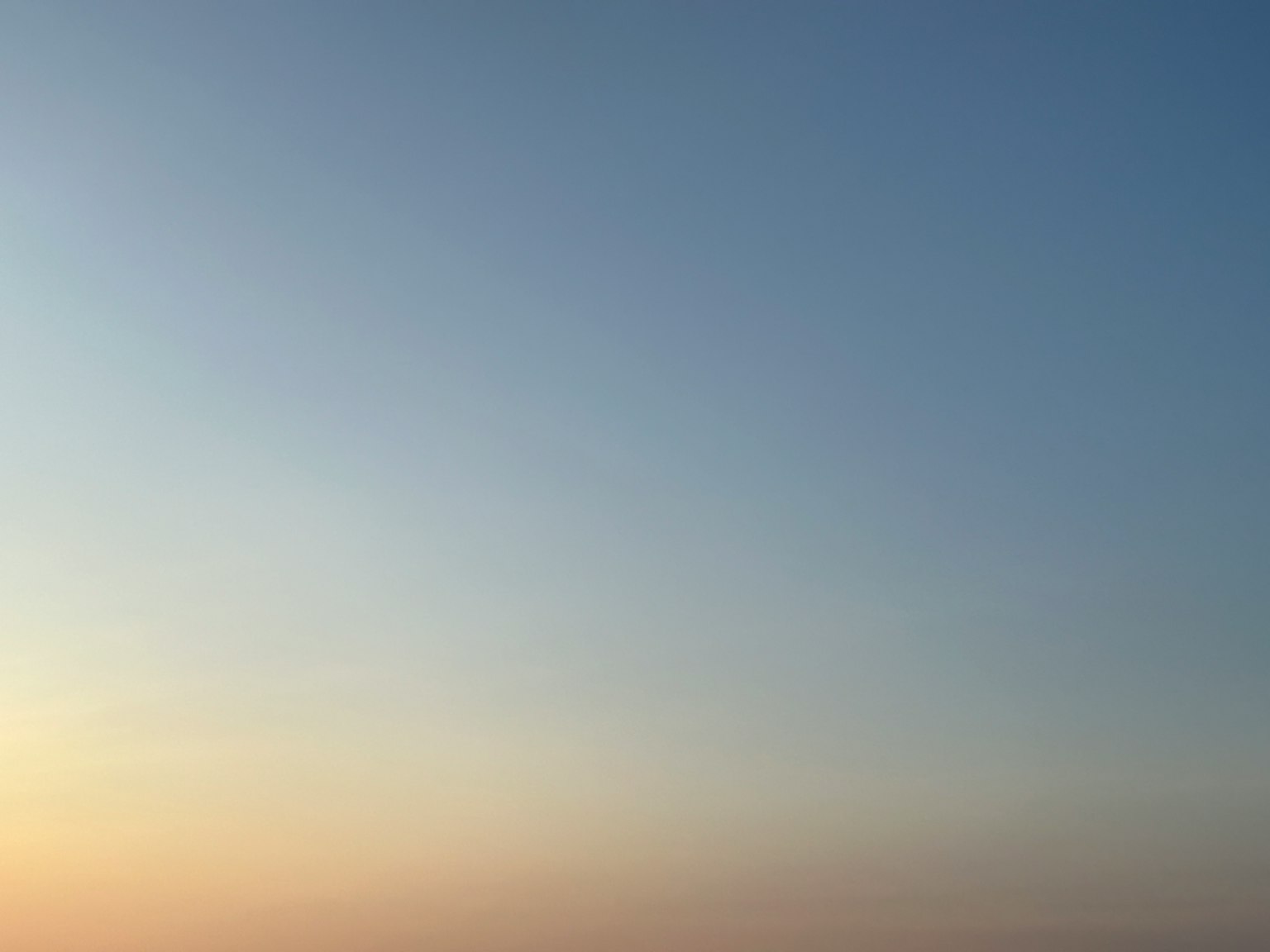 Cielo a gradiente con tonalità di blu e arancione