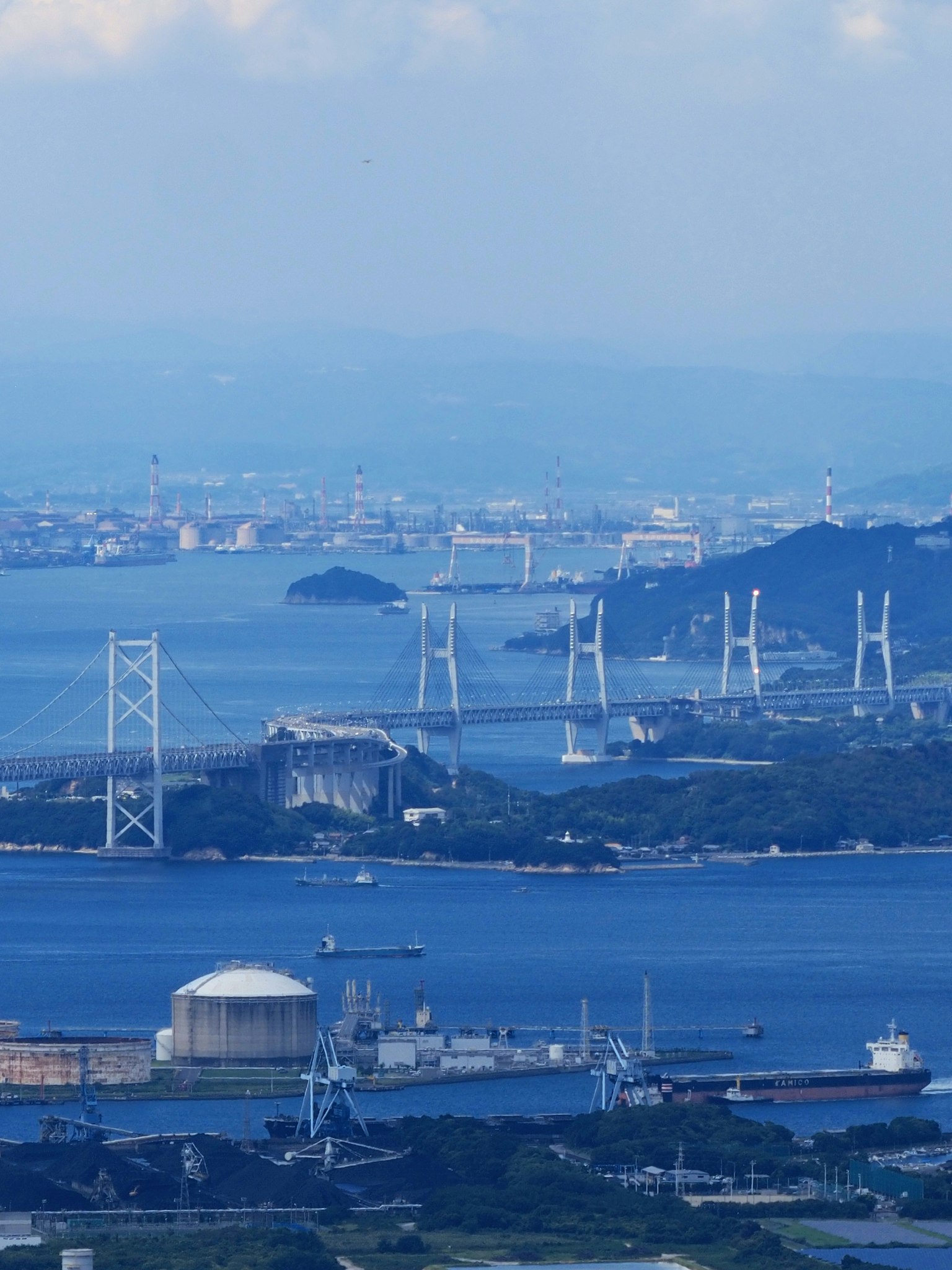 藍色海洋和風力發電機的風景
