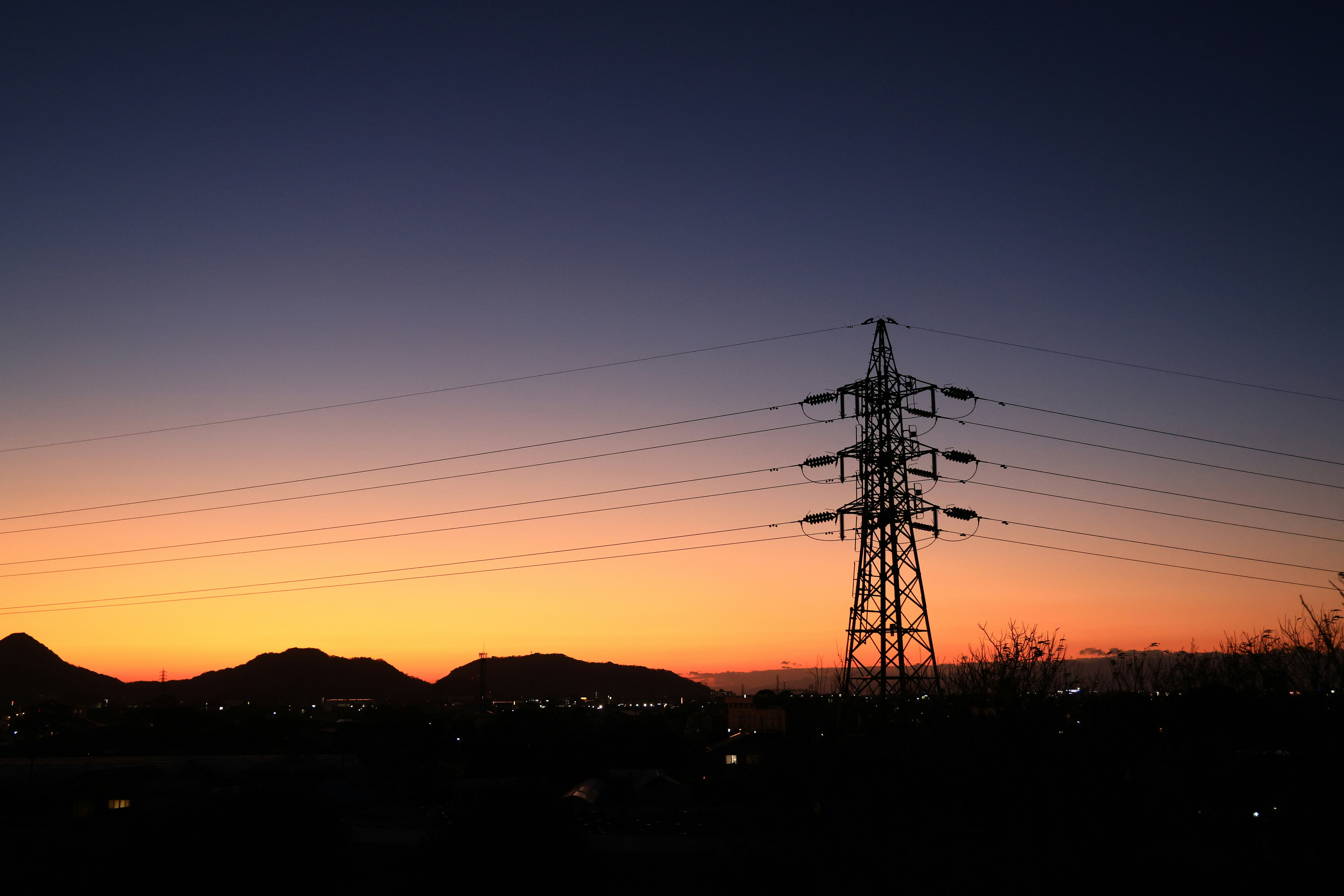夕陽天空與輸電鐵塔剪影