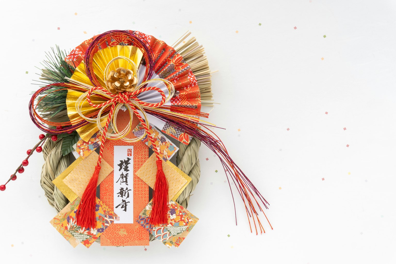 Decoración japonesa tradicional con un shimekazari colorido y diseños intrincados