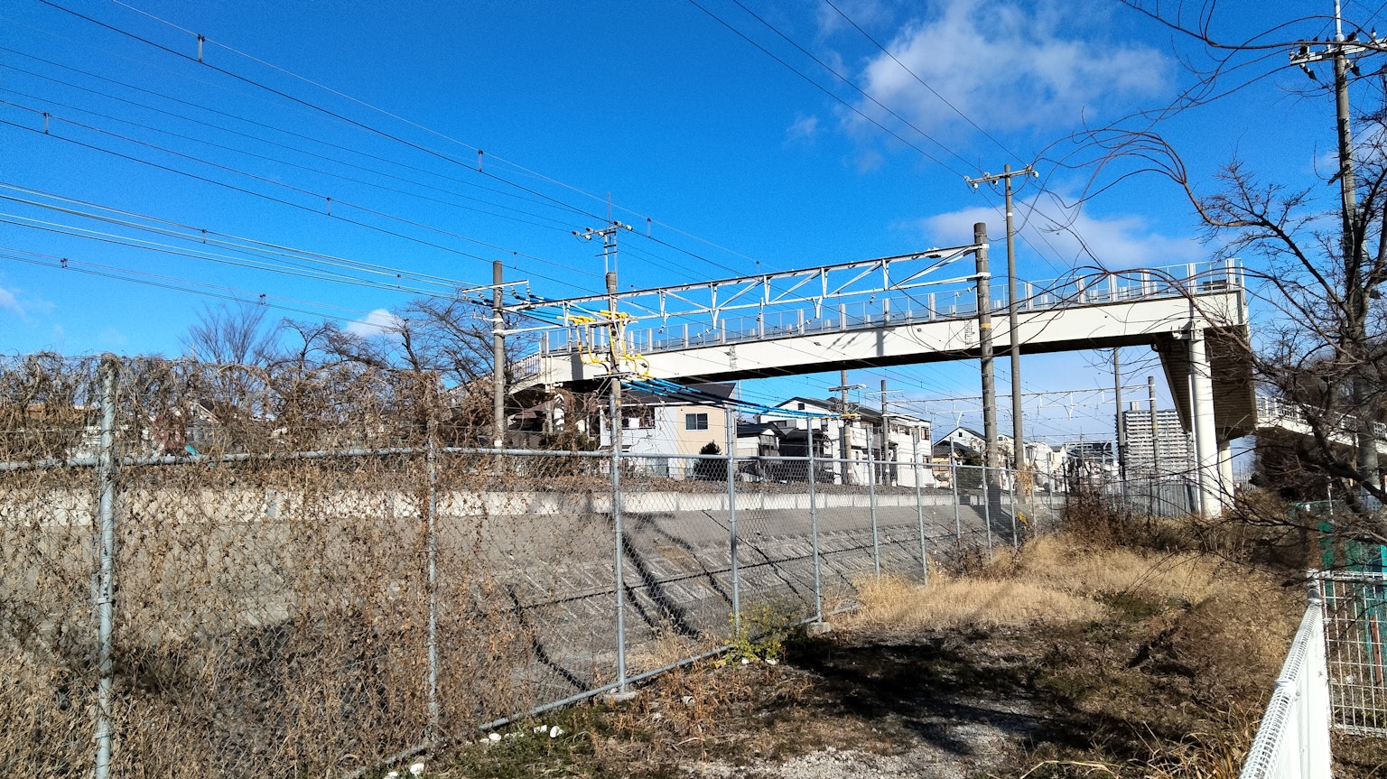 Puente ferroviario bajo un cielo azul con praderas alrededor