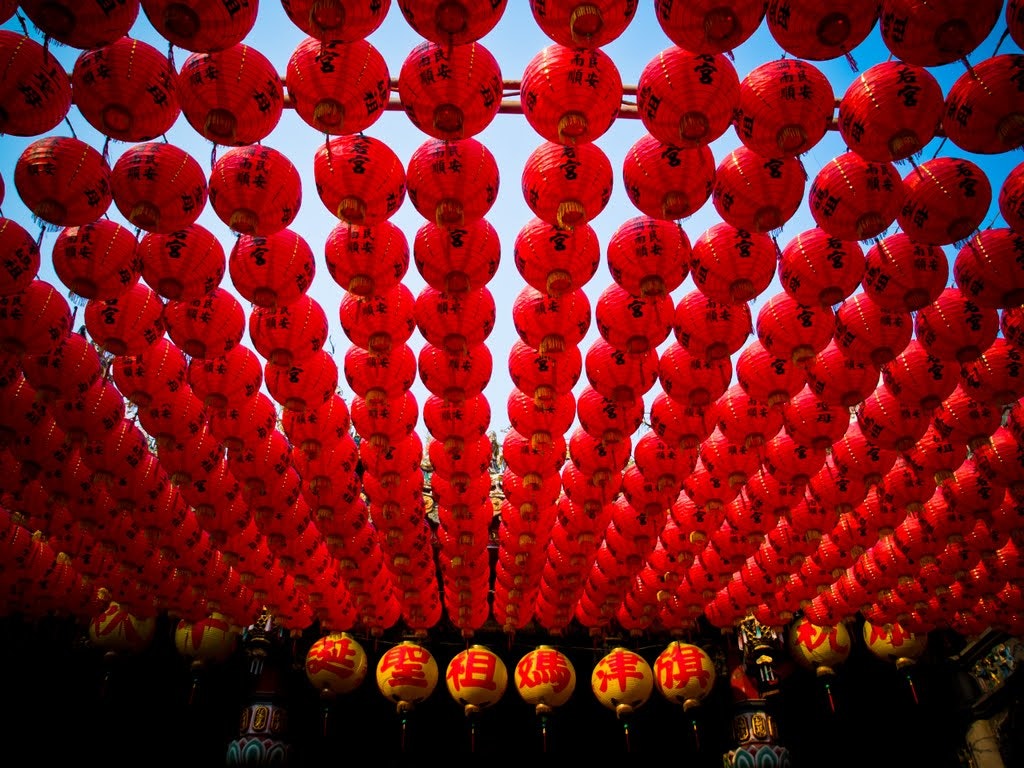 lối đi được trang trí bằng hàng đèn lồng đỏ