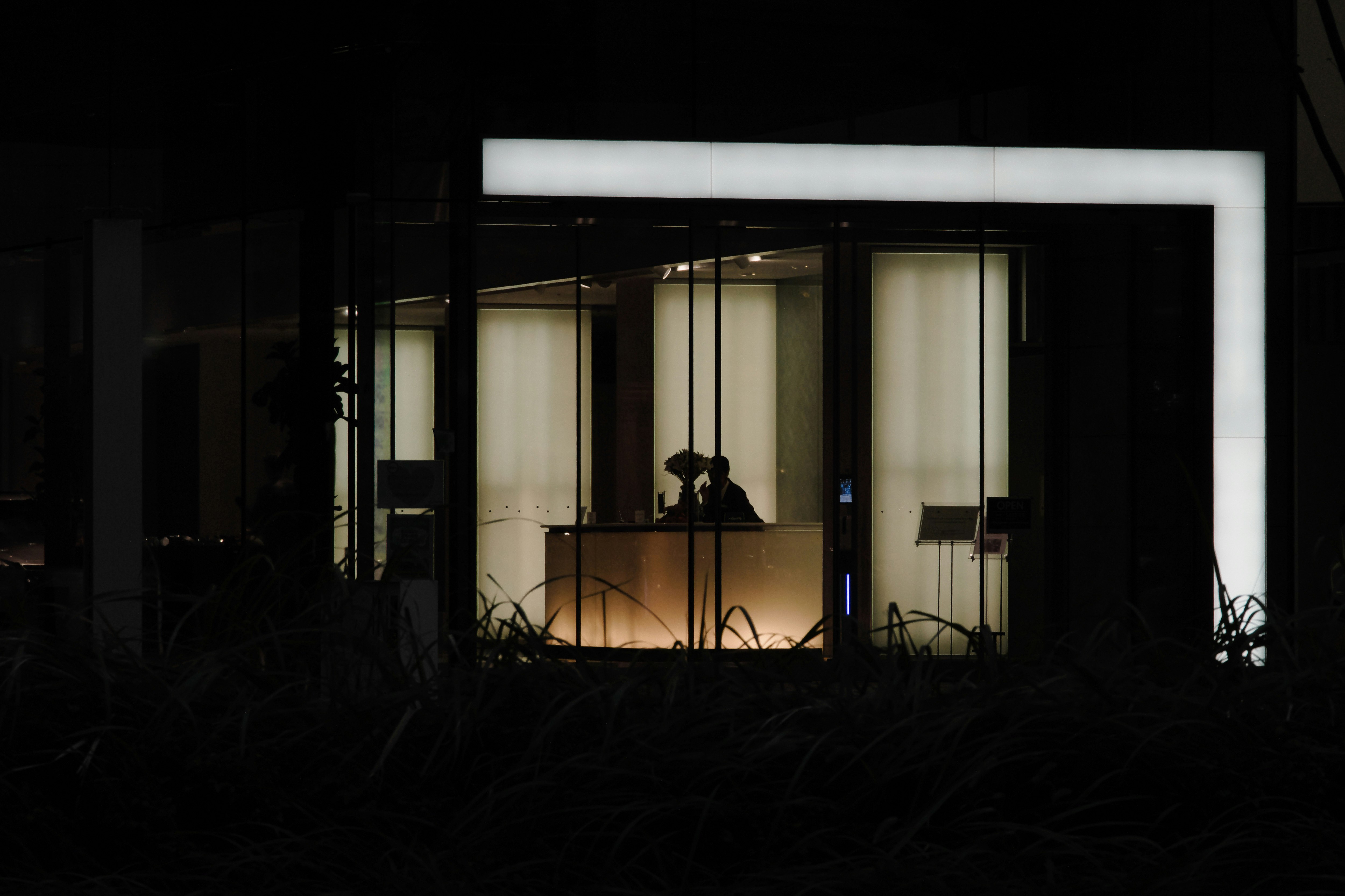 esterno notturno con reception