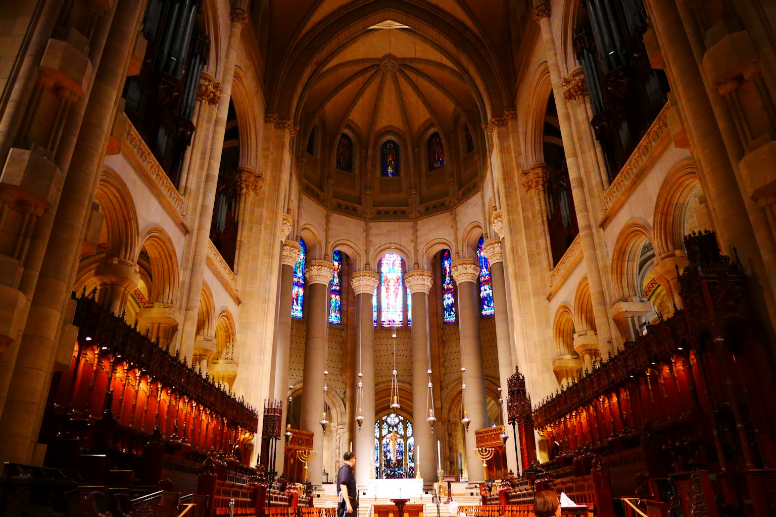 ภายในโบสถ์ที่สวยงามมีเพดานโค้งและกระจกสี