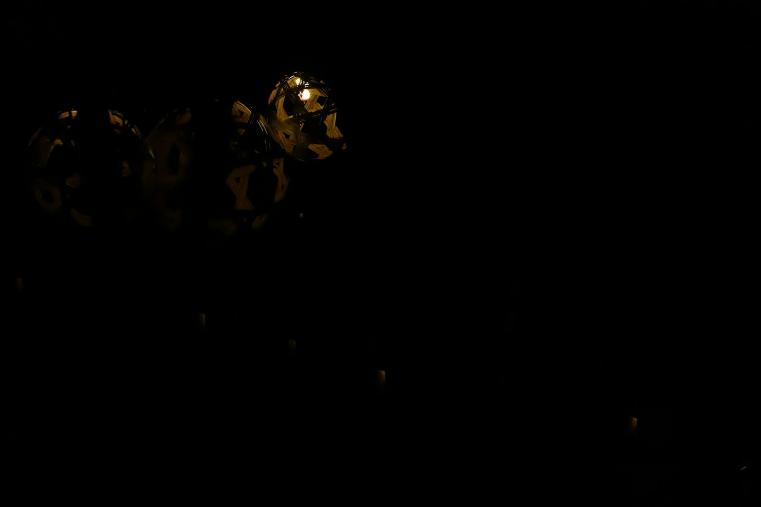 Goldene Lichtpunkte vor einem dunklen Hintergrund