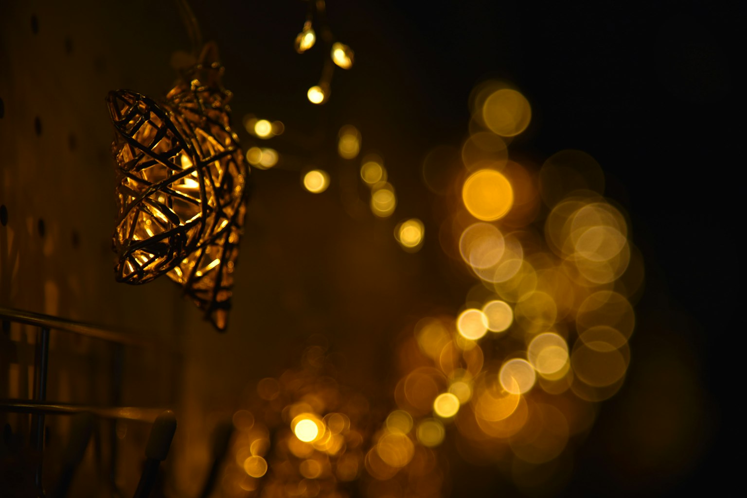 Lampada decorativa che emette una luce calda con uno sfondo sfocato