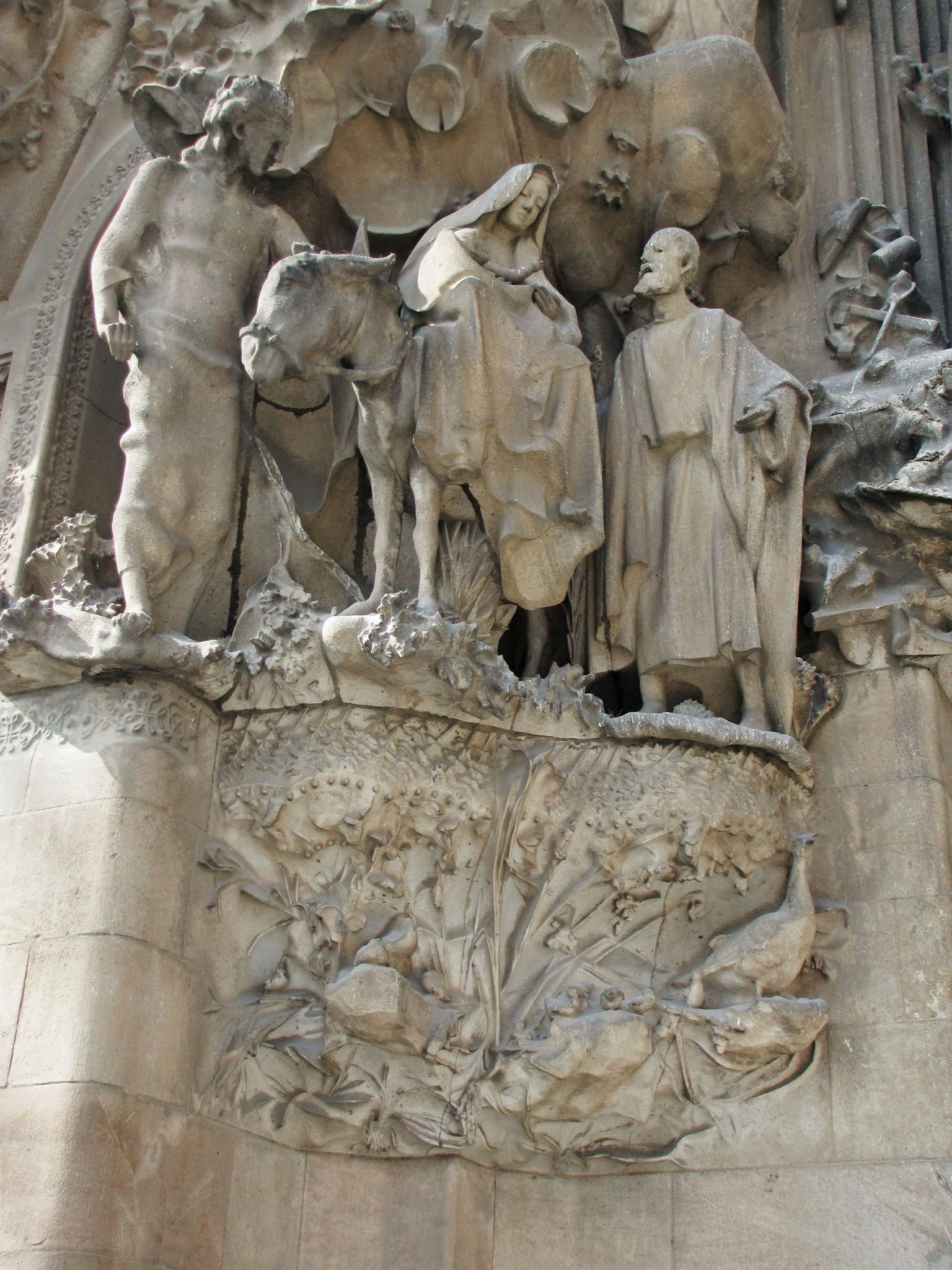 Figures et sculptures d'animaux sur la façade de la Sagrada Familia à Barcelone