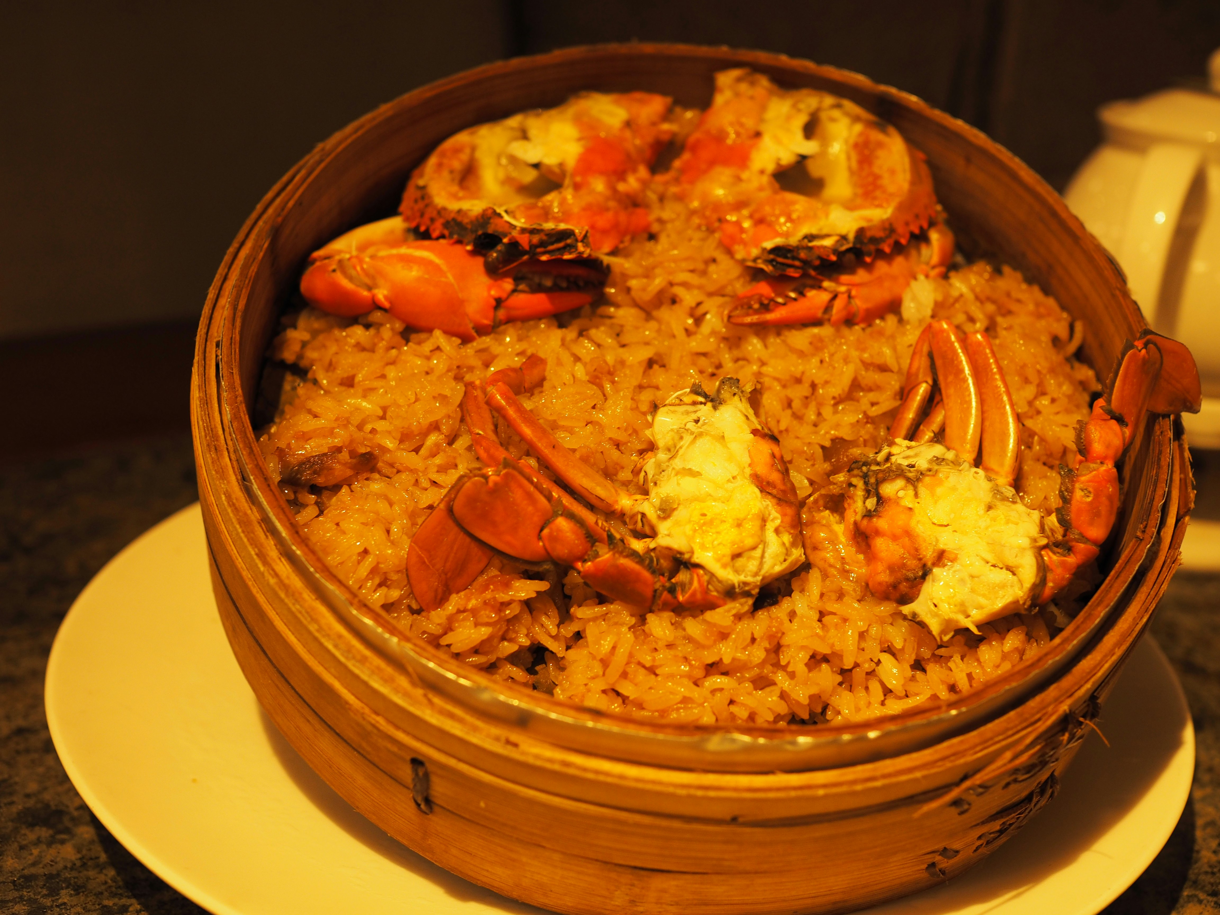 biryani épicé servi dans un pot en terre