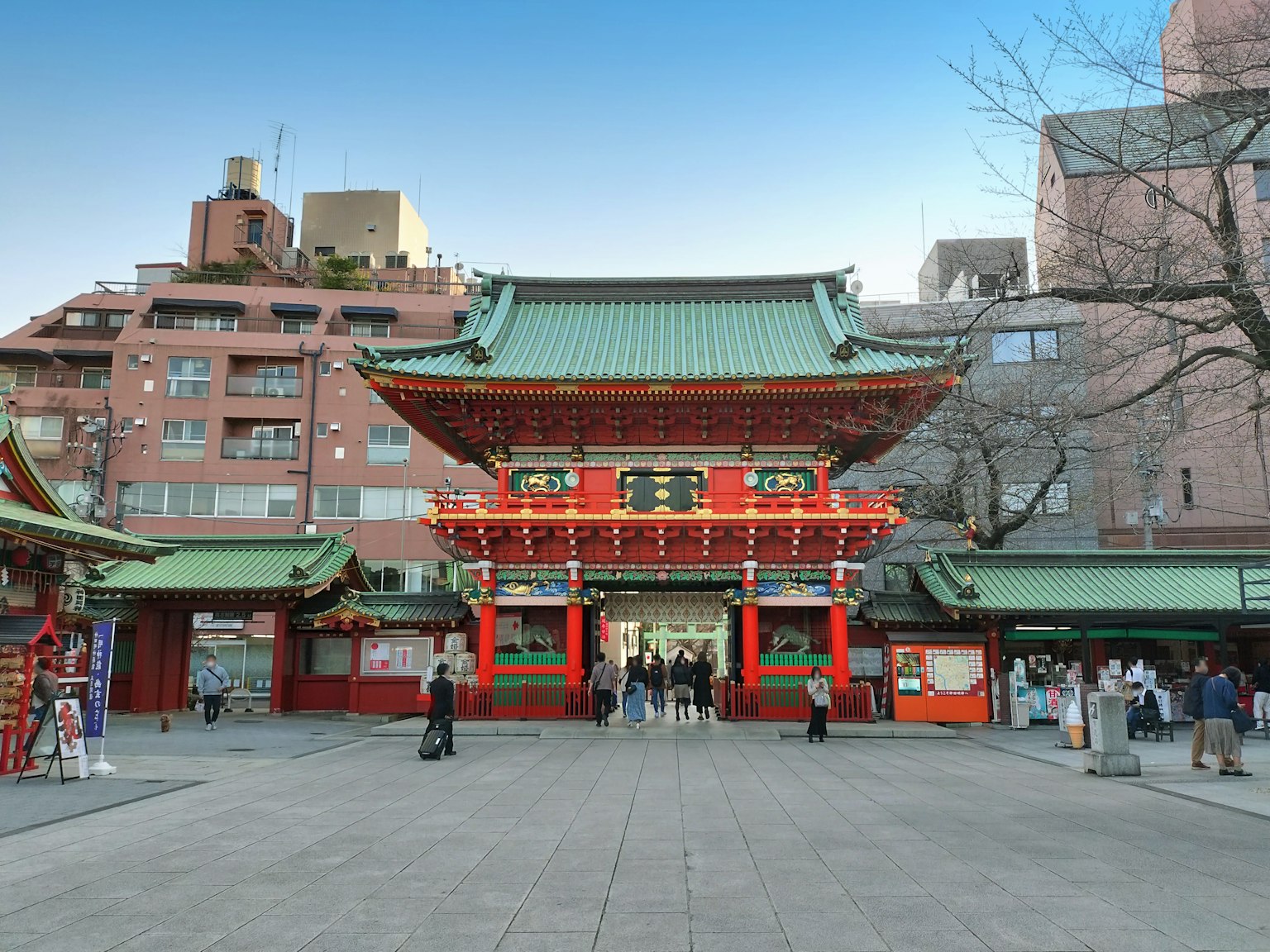 周围建筑的日本神社色彩斑斓的入口