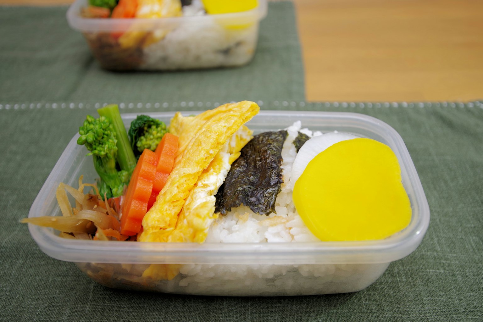 Bento colorato con riso e verdure disposti in modo elegante