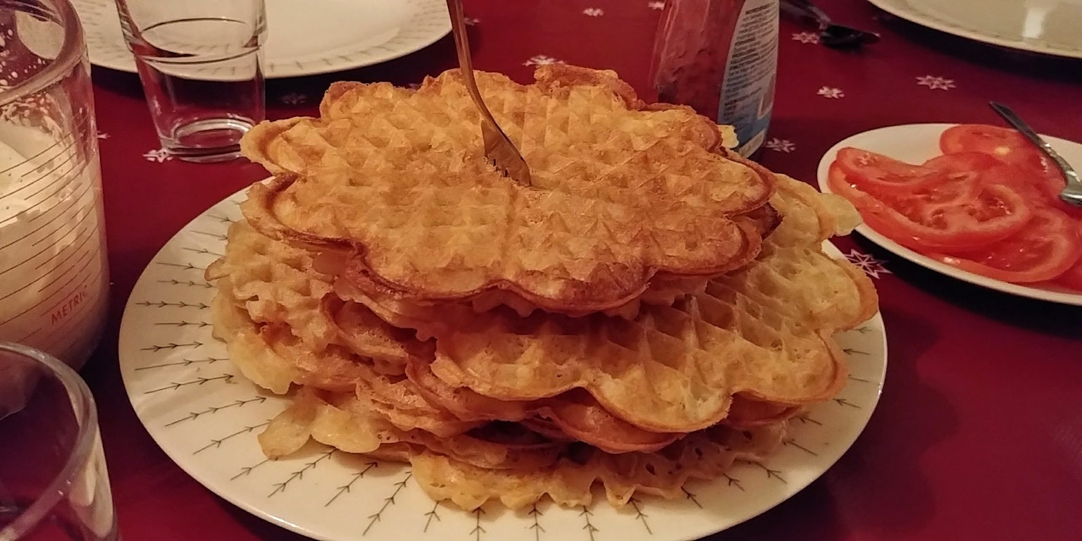 一盤上面有叉子的華夫餅堆