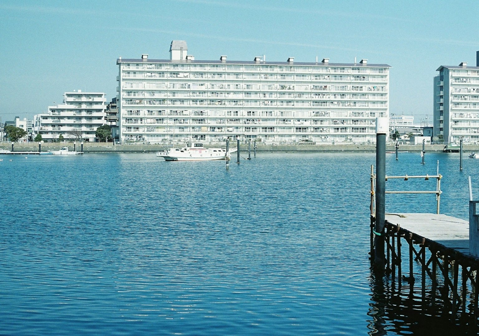 Malerscher Blick auf Gebäude am Wasser mit einem Steg