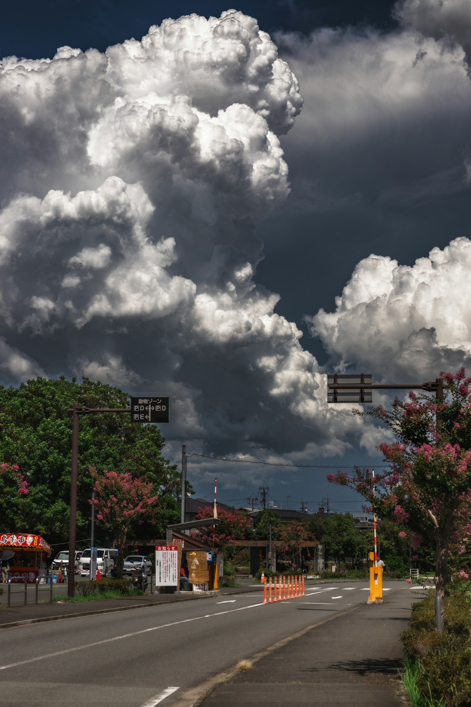 Straßenszene unter einem dramatischen Himmel voller dunkler Wolken