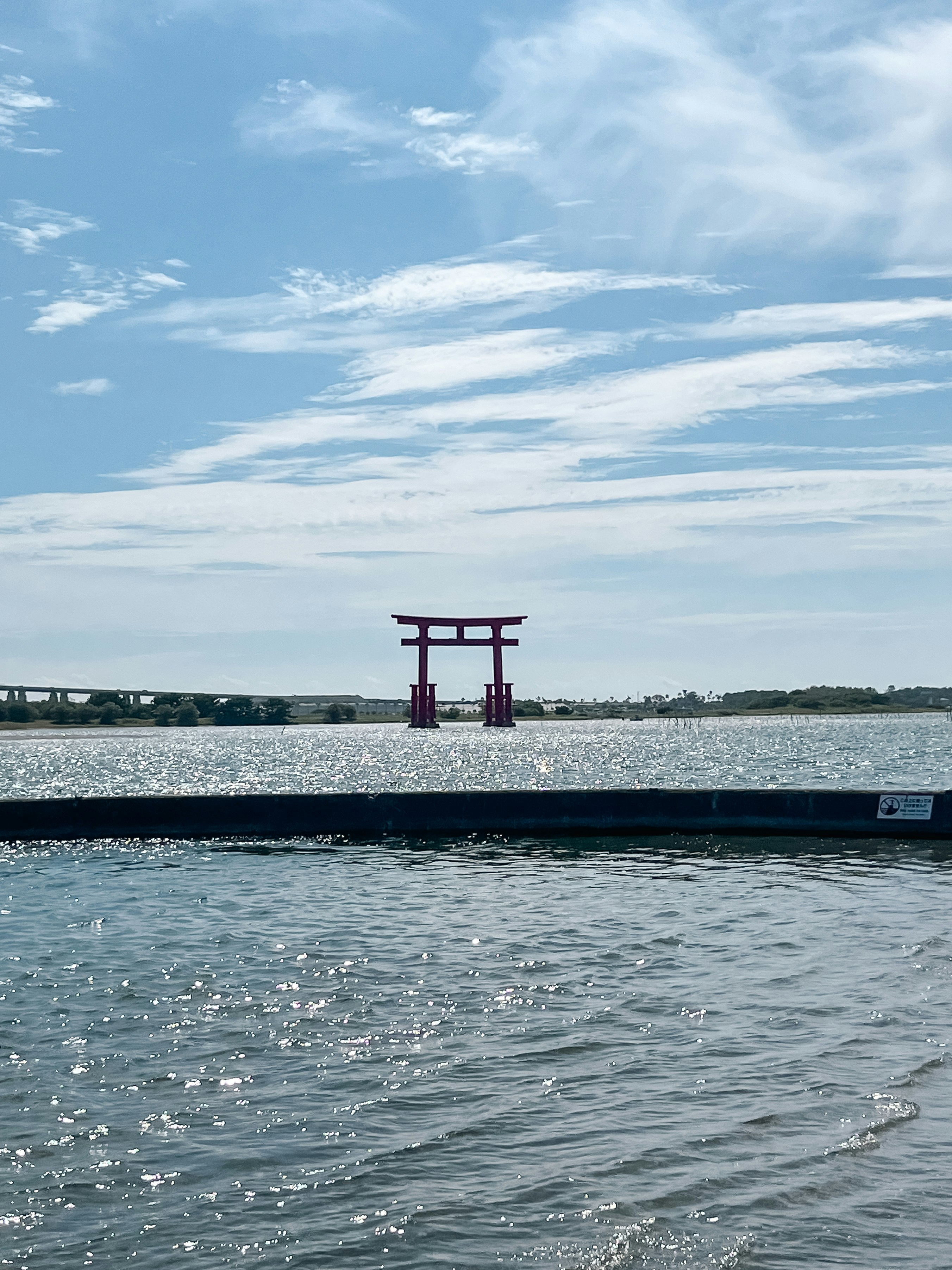 海面に浮かぶ鳥居のある桟橋