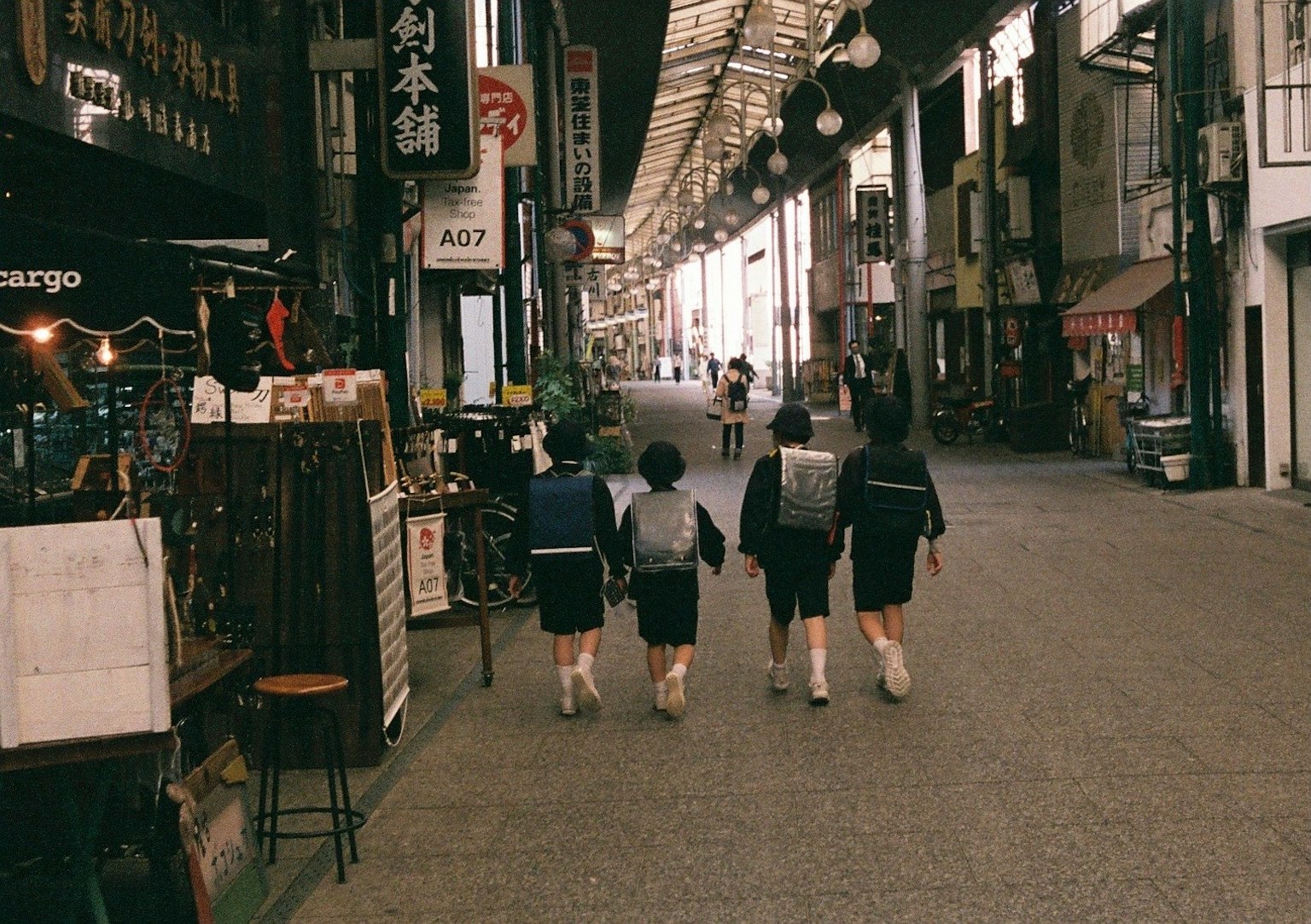 Des étudiants marchant dans une rue commerçante japonaise