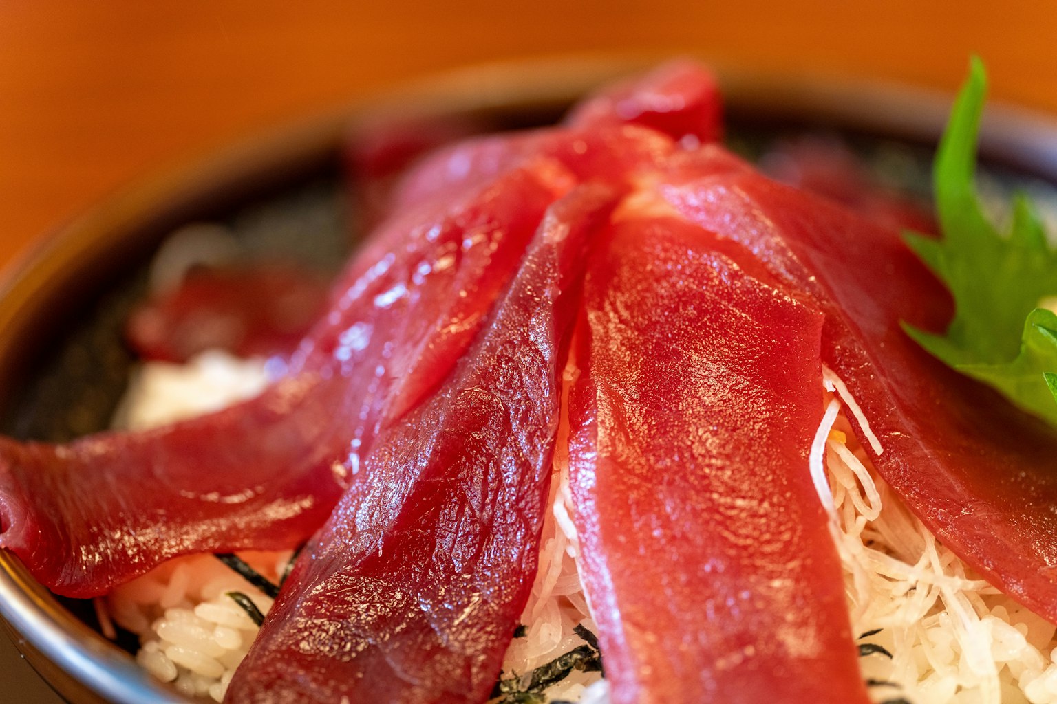 Sashimi fresco di tonno disposto su riso