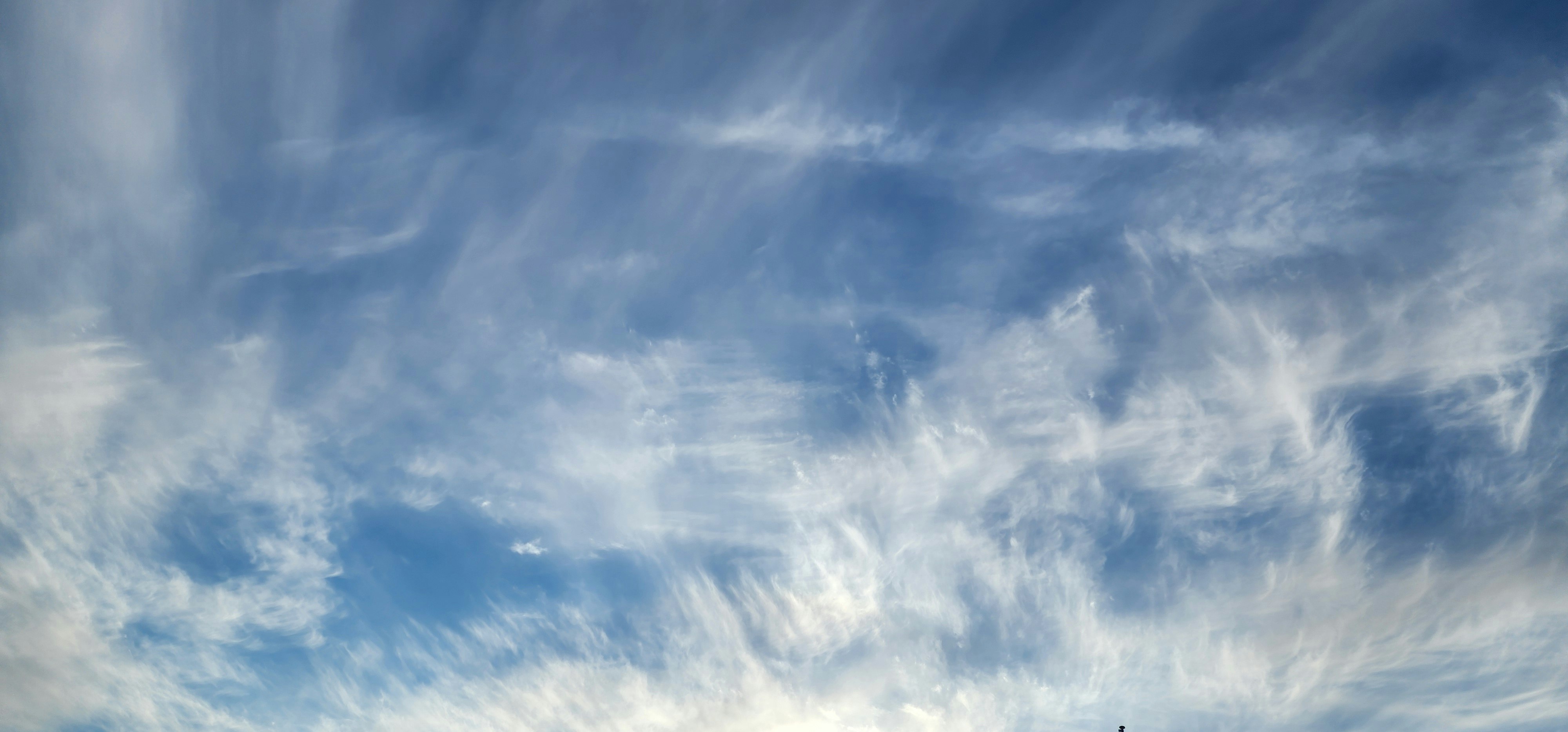 6月の青空に広がる雲の流れ