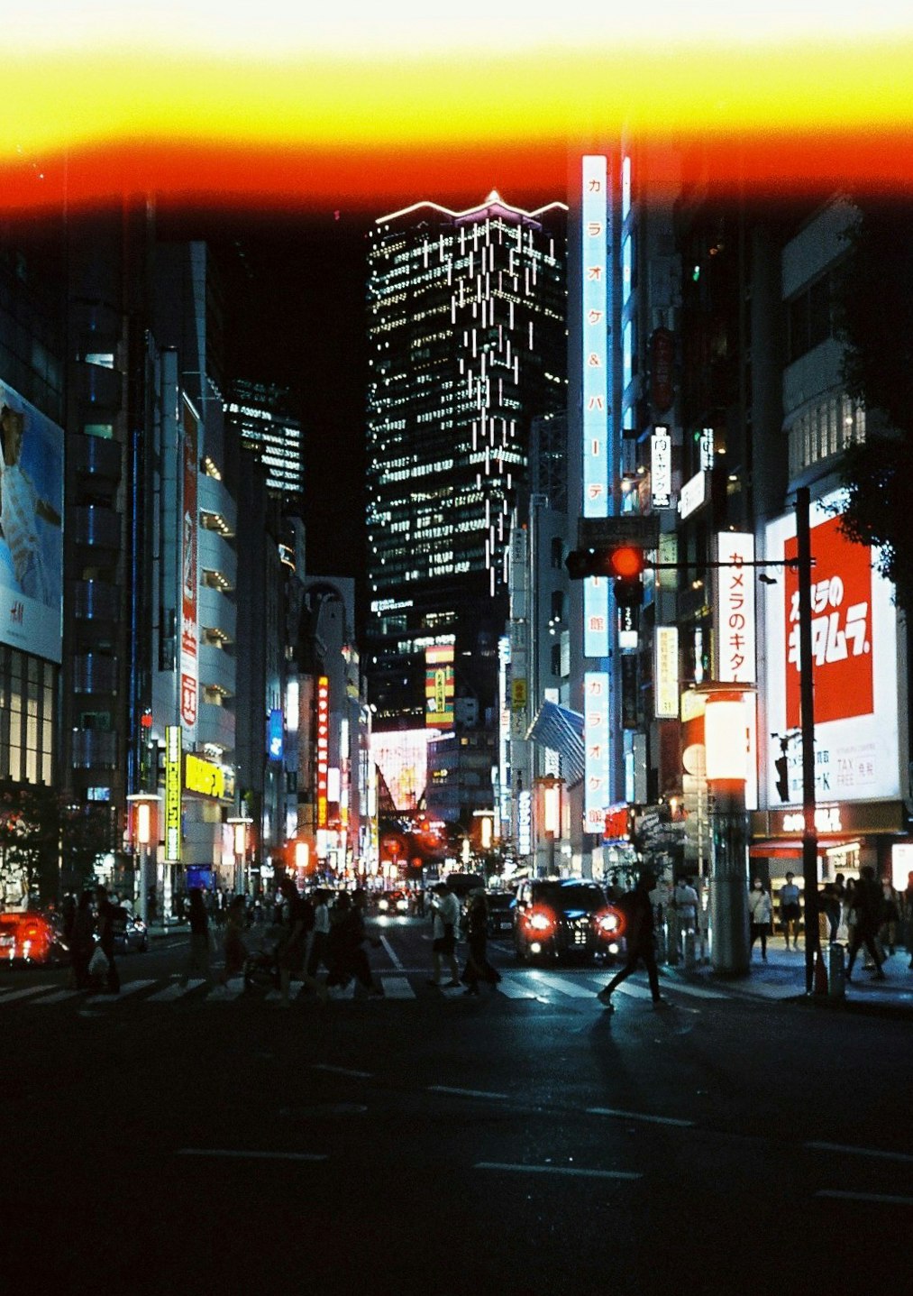 phố đô thị ban đêm với biển hiệu neon và dòng xe
