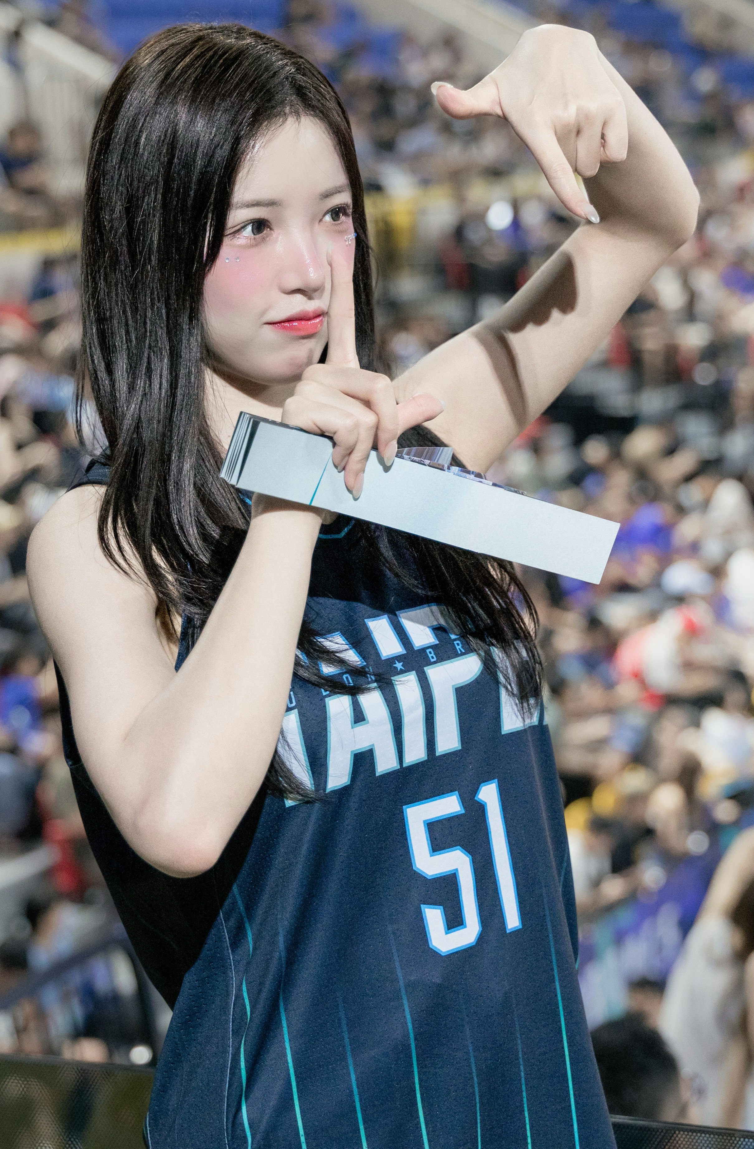スポーツ観戦席でポーズをとる女性