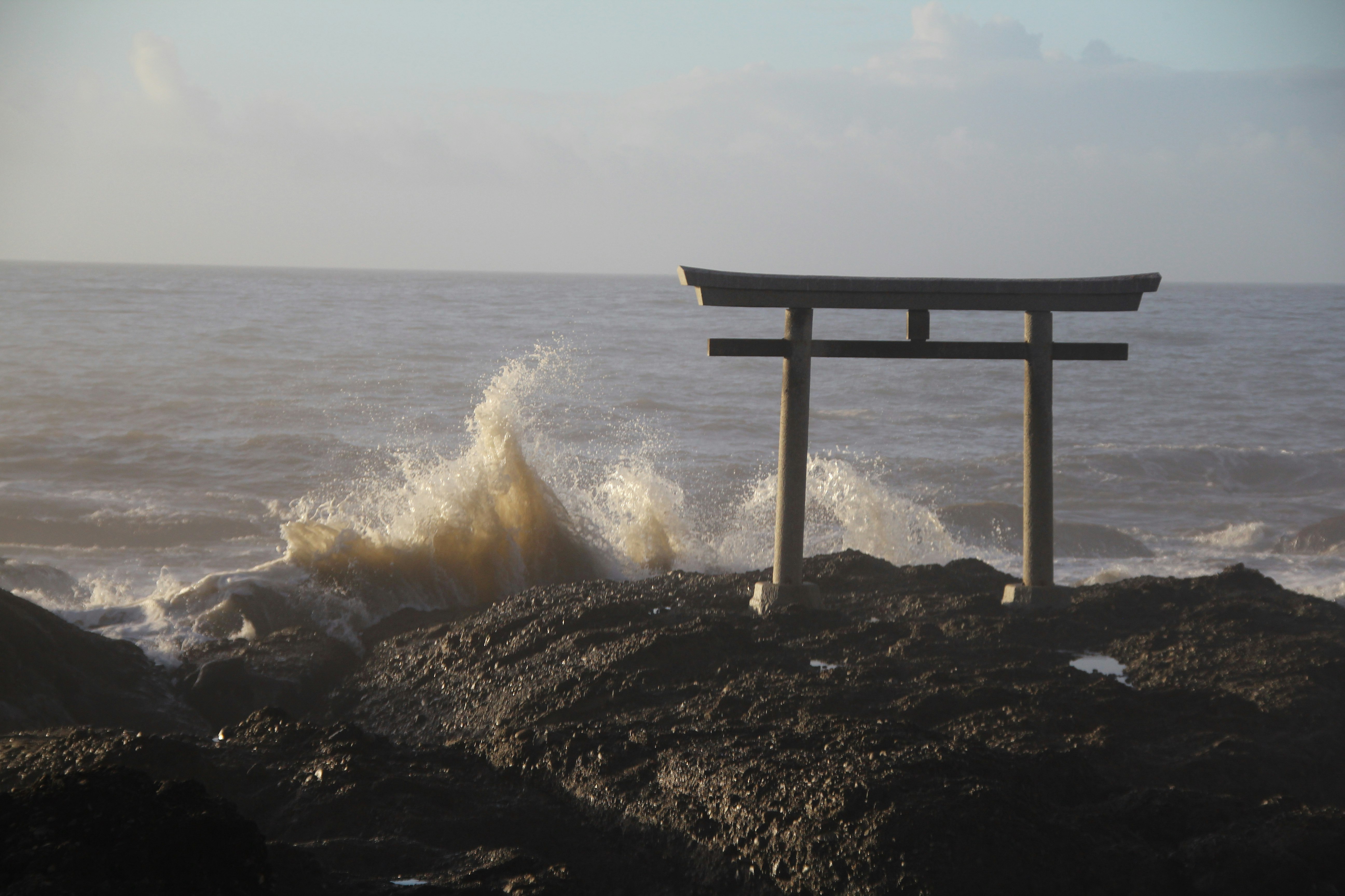 大洗磯前神社の鳥居と荒れる海の水平線