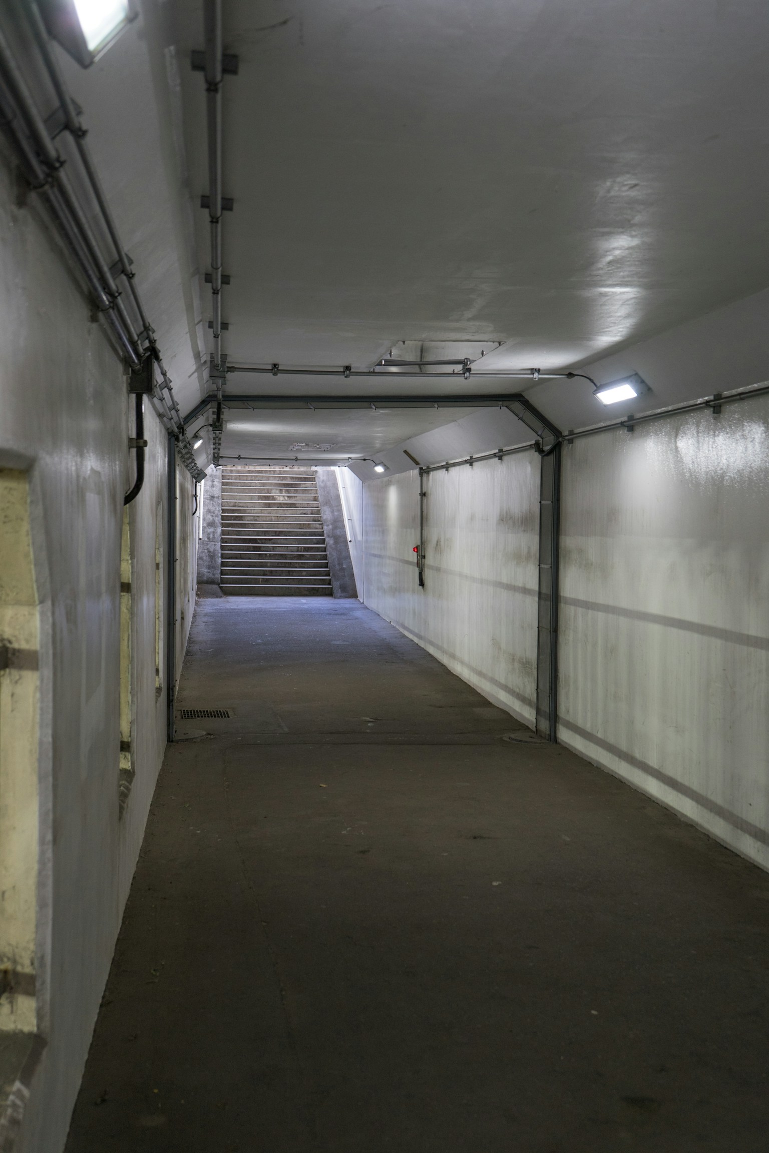 Lorong bawah tanah yang terang menuju tangga