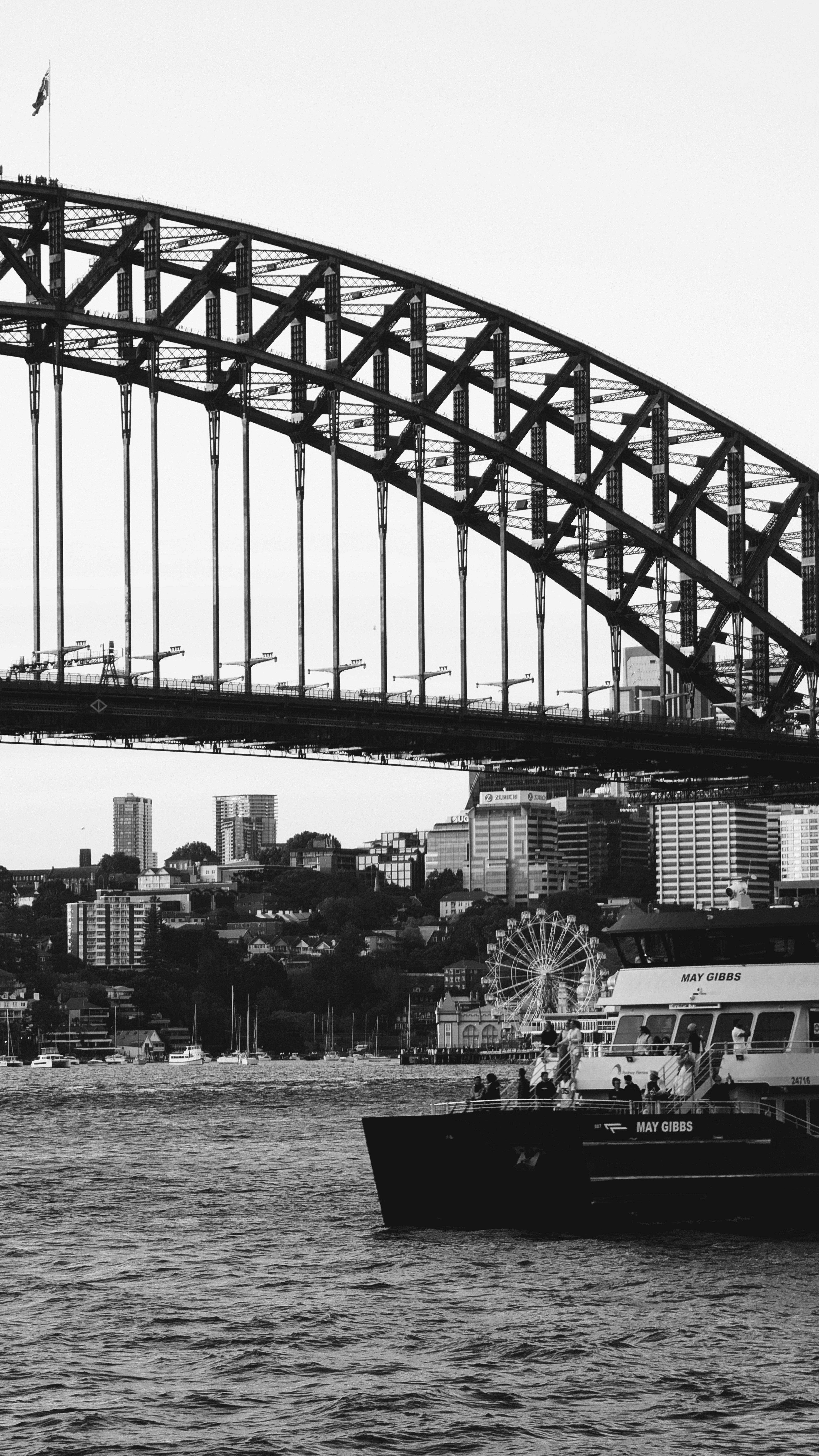 ponte d’acciaio e navi nel porto di Sydney