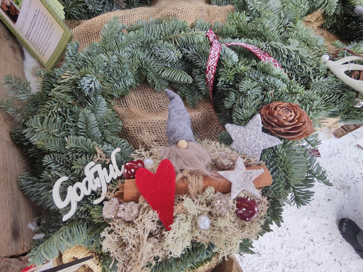 Weihnachtskranz mit grünem Laub rotem Herz und Holzstern-Dekorationen