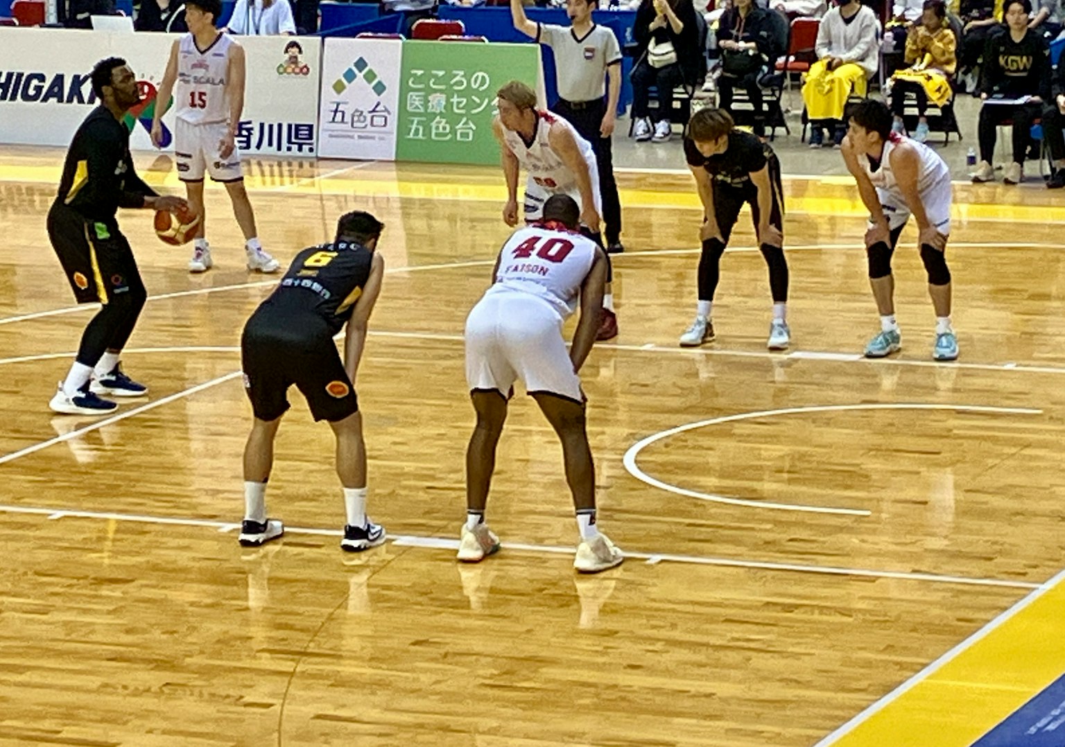 Basketball players waiting for a free throw during a game