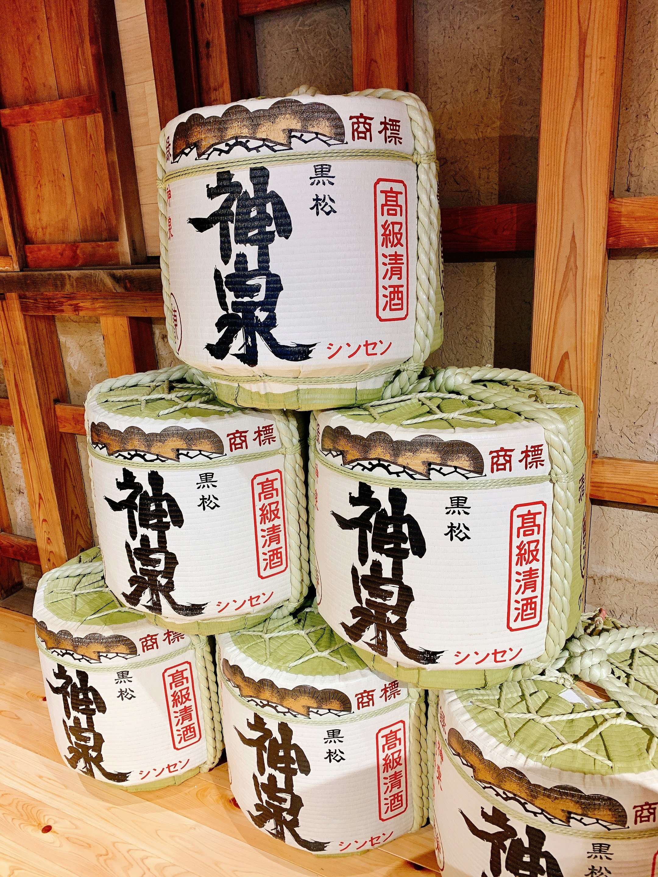 木箱里摆放的“神泉”清酒桶