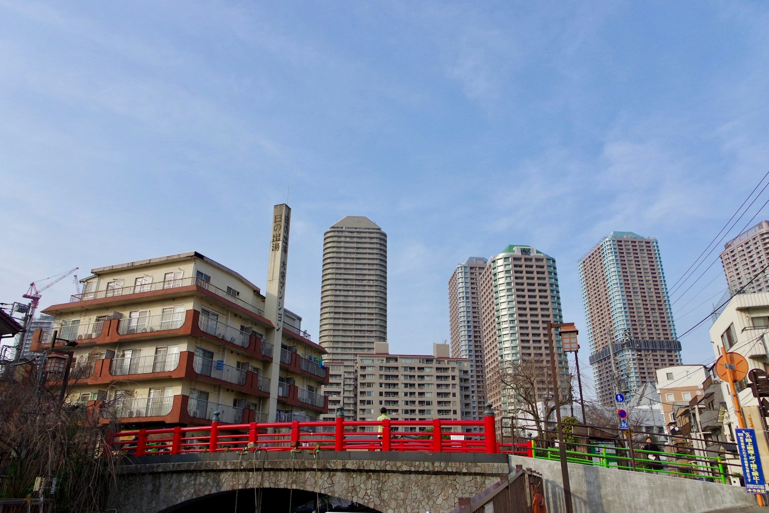 城市风景包含红色桥梁和摩天大楼