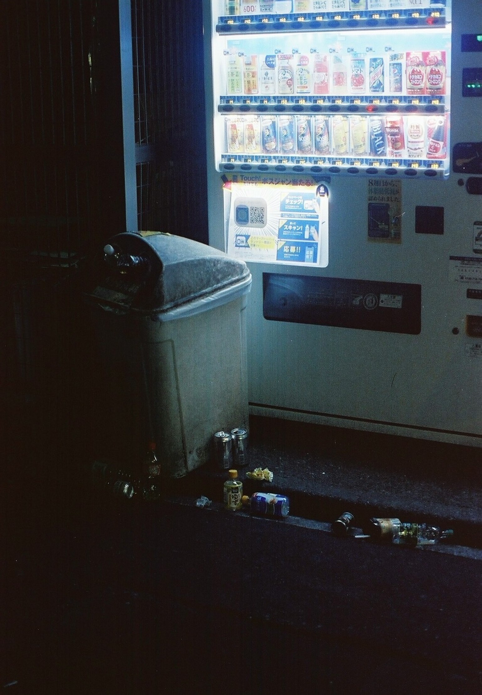 夜景中有自動販賣機和垃圾桶