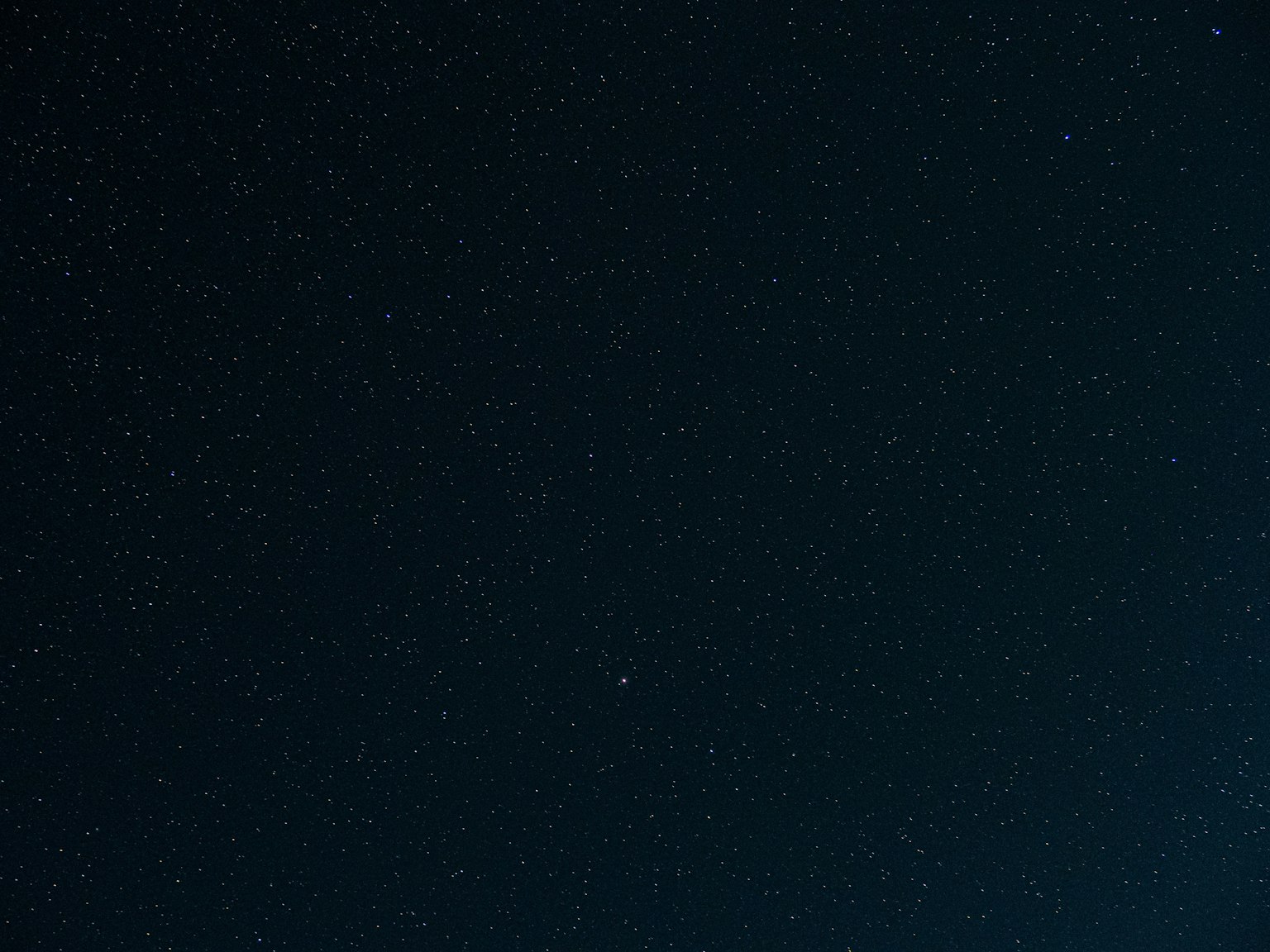 Un cielo nocturno estrellado lleno de innumerables estrellas